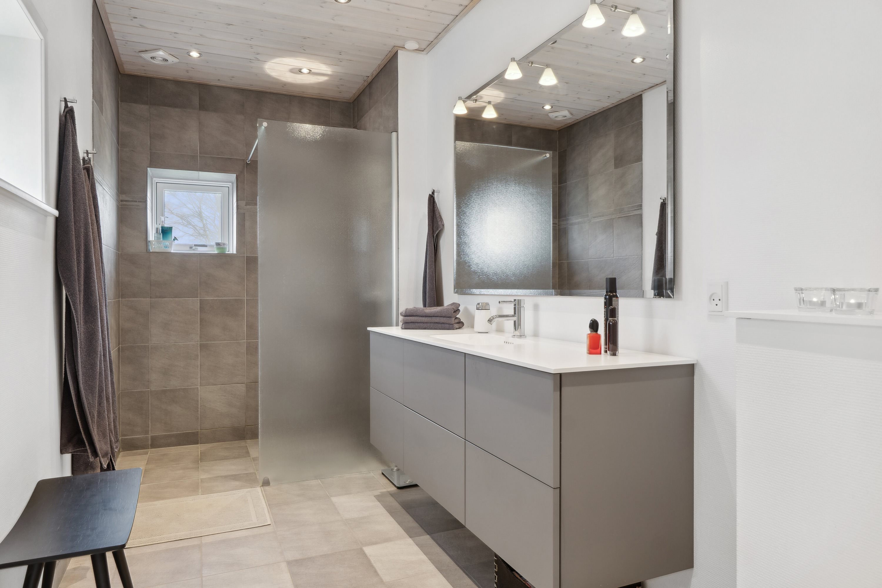 Fremhævet badeværelse billede i fuldskærmstilstand. Billede af Møllevænget 21, 9870 Sindal