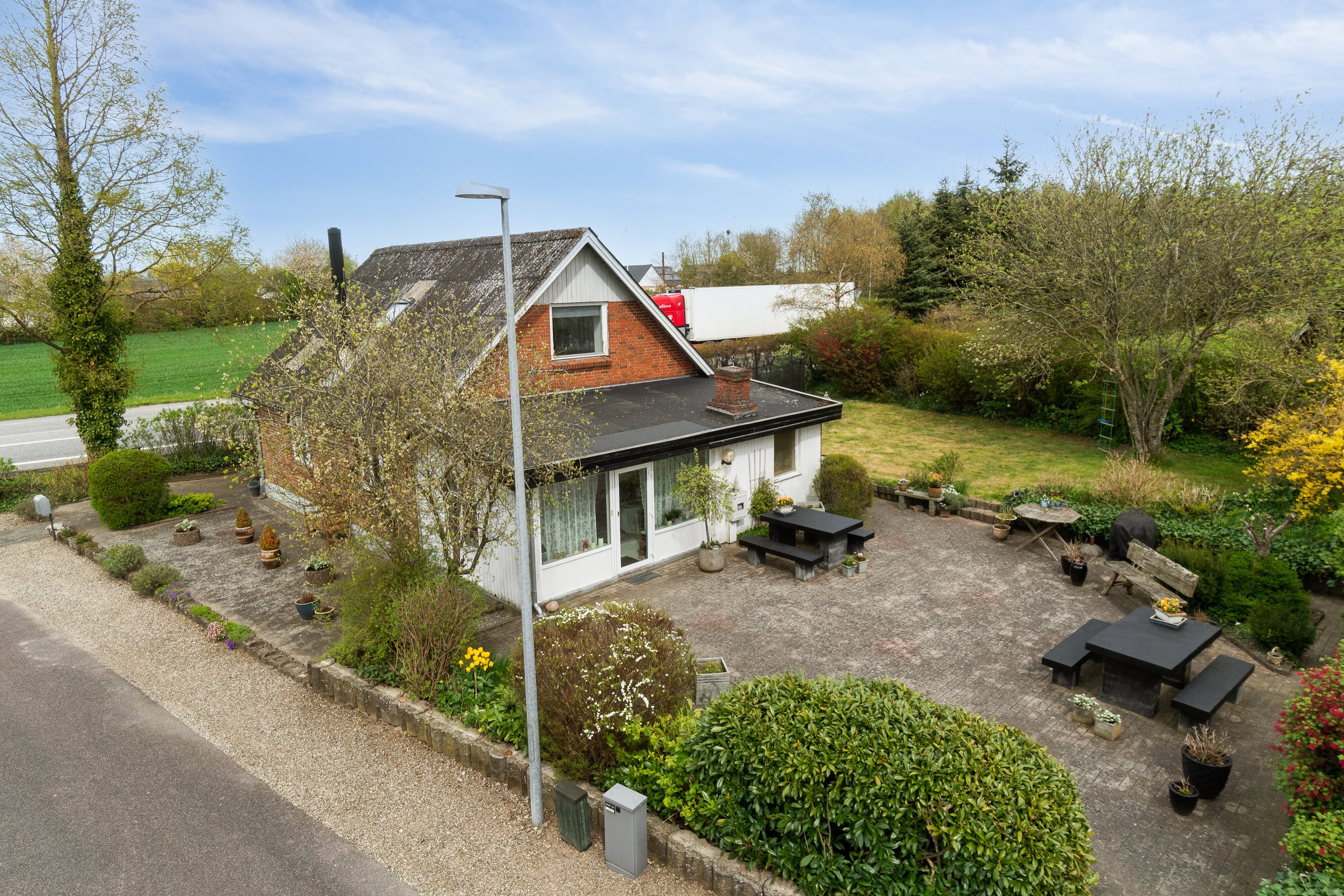 Fremhævet set fra vejen billede i fuldskærmstilstand. Billede af Bjerregravvej 93, Øster Bjerregrav, 8920 Randers NV