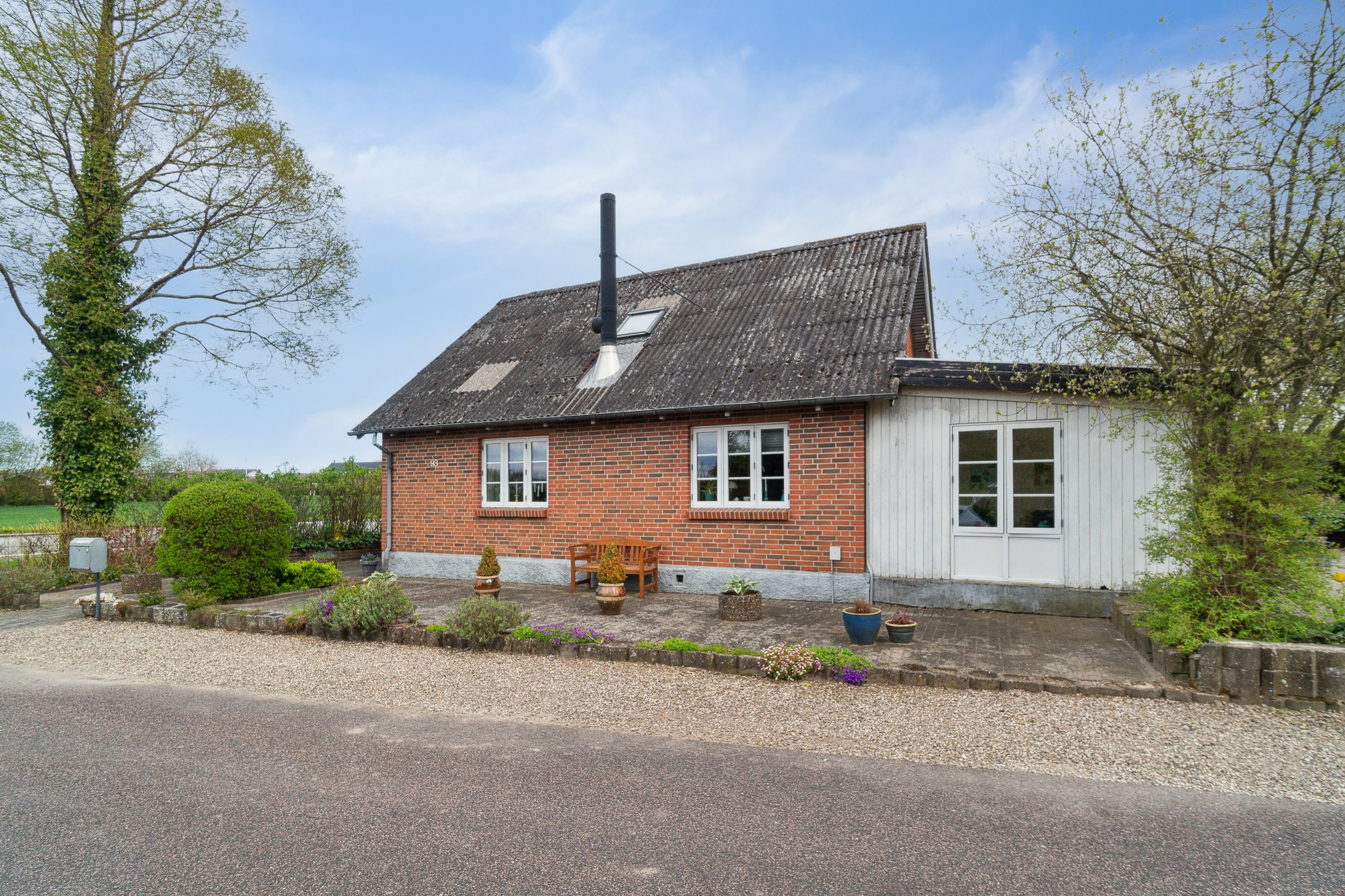 Fremhævet set fra vejen billede i fuldskærmstilstand. Billede af Bjerregravvej 93, Øster Bjerregrav, 8920 Randers NV