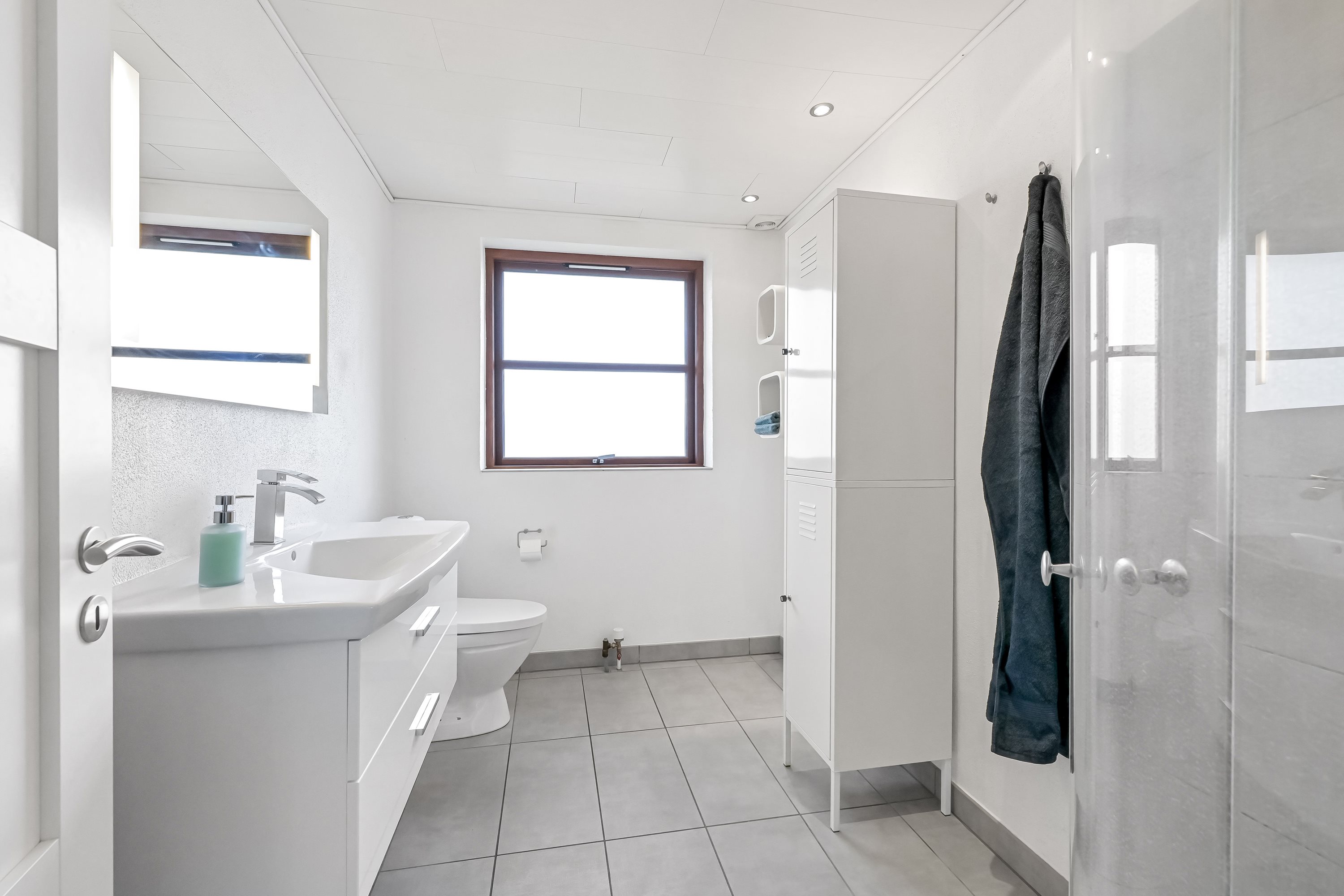 Fremhævet badeværelse billede i fuldskærmstilstand. Billede af Linåvænget 2, 7451 Sunds