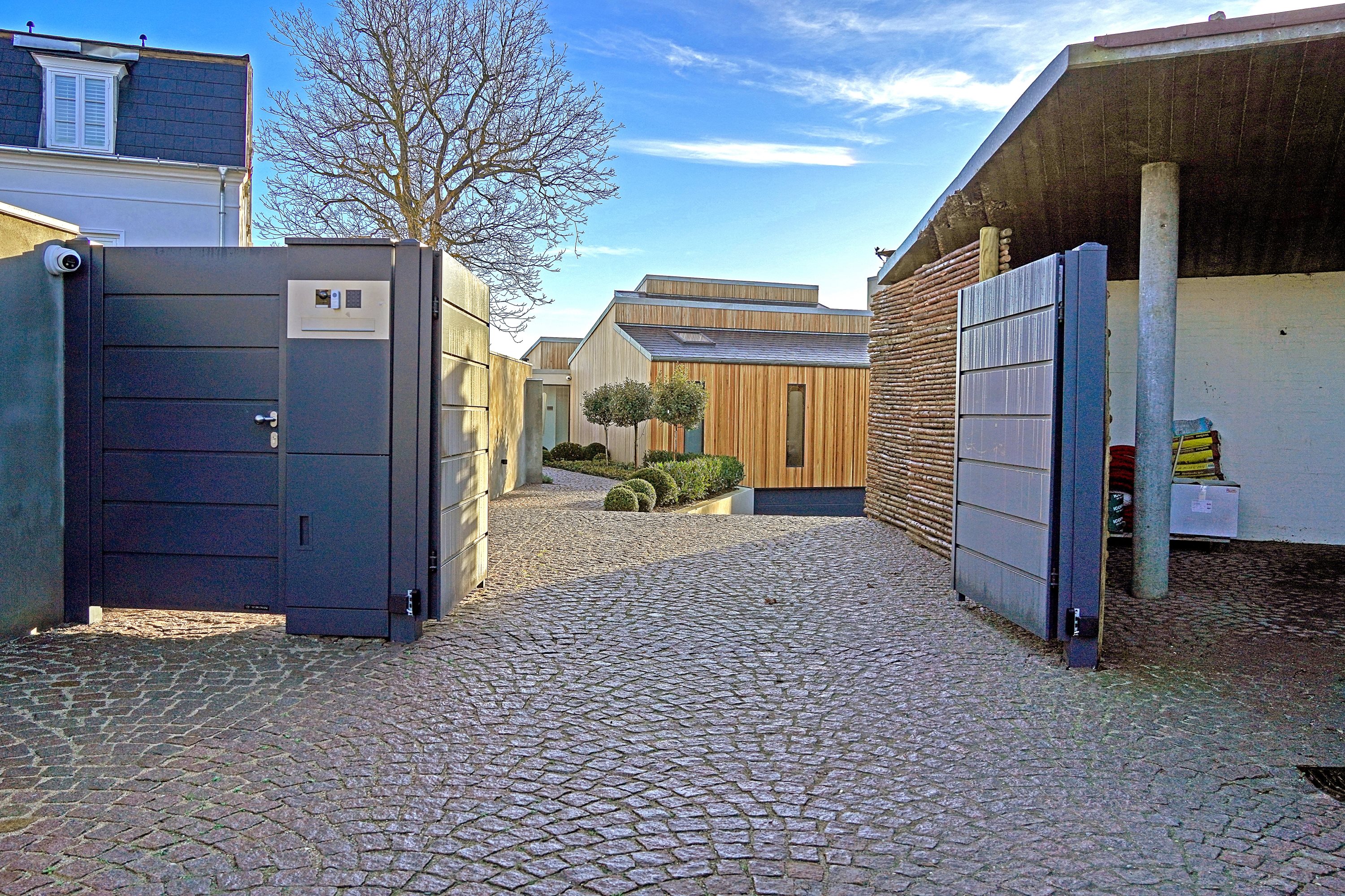 Fremhævet indkørsel billede i fuldskærmstilstand. Billede af Strand Alle 11, 3050 Humlebæk