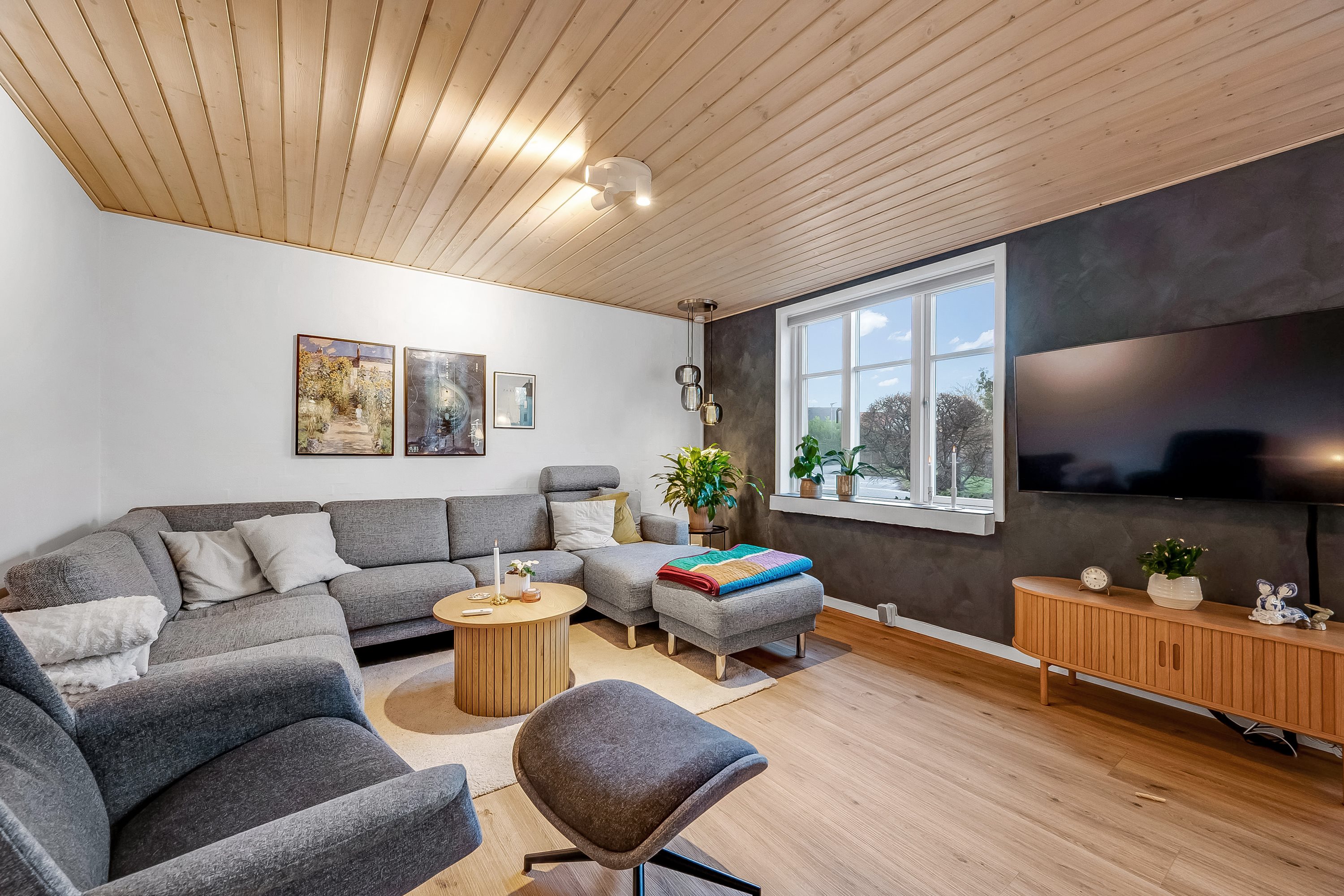 Fremhævet stue billede i fuldskærmstilstand. Billede af Vestervej 3, 6880 Tarm