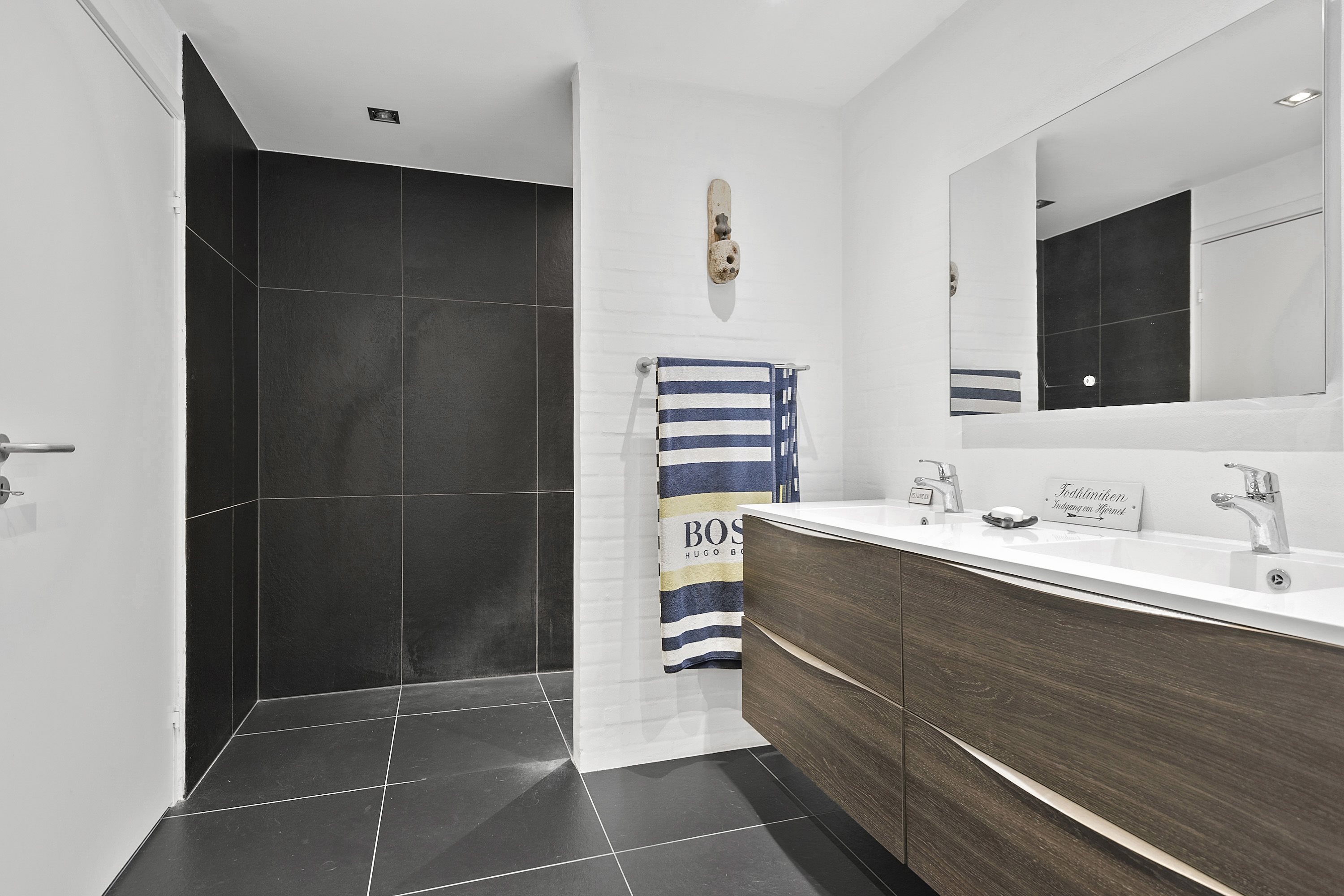 Fremhævet badeværelse billede i fuldskærmstilstand. Billede af Svinballevej 45+47, Sondrup, 8350 Hundslund