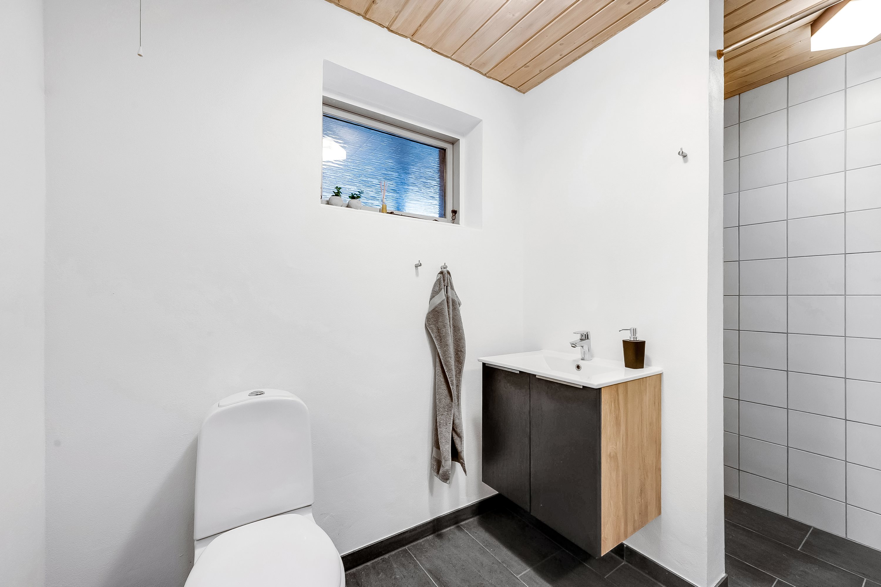 Fremhævet badeværelse billede i fuldskærmstilstand. Billede af Bygmarken 5, 6971 Spjald