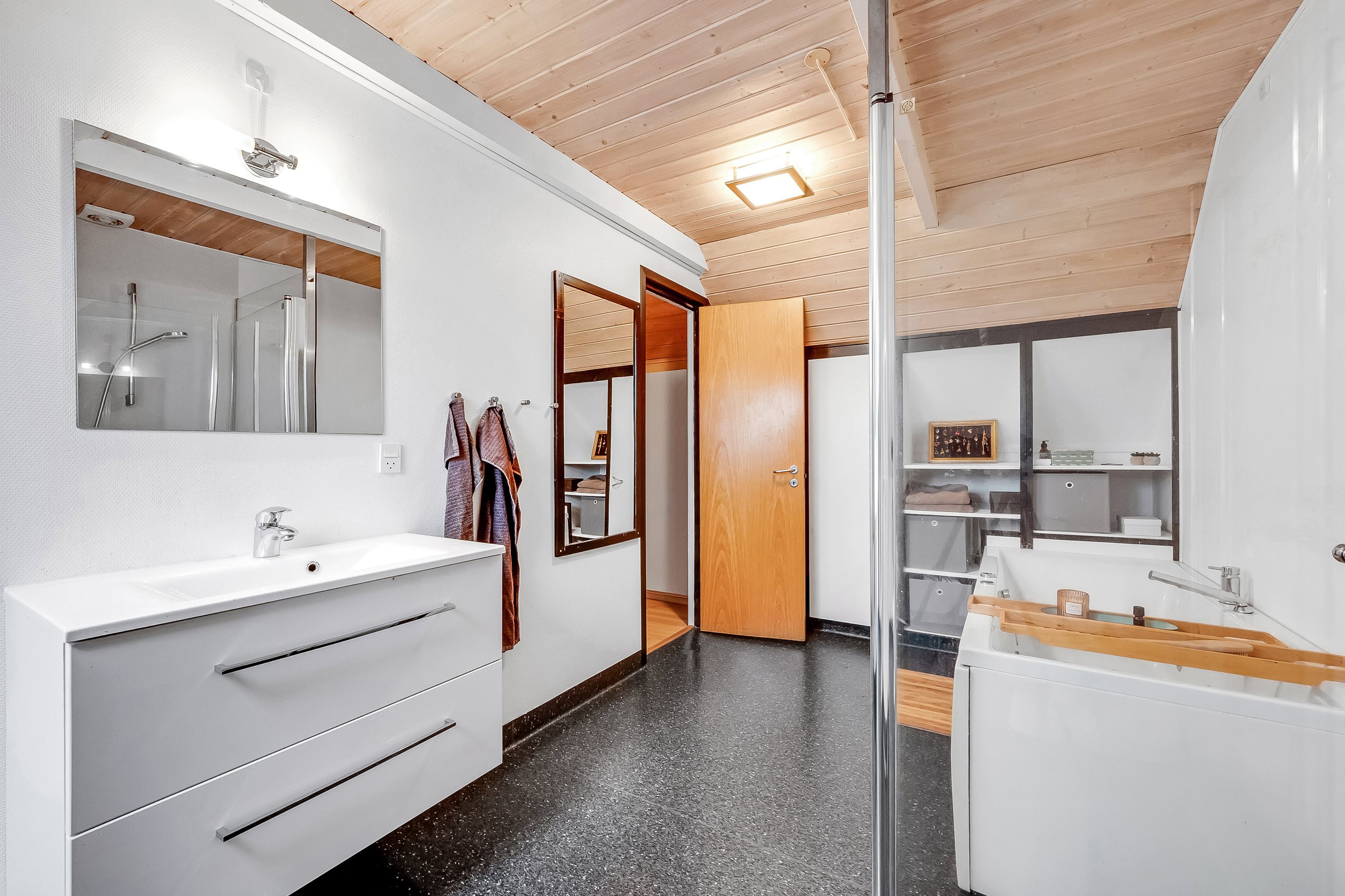 Fremhævet badeværelse billede i fuldskærmstilstand. Billede af Bygmarken 5, 6971 Spjald