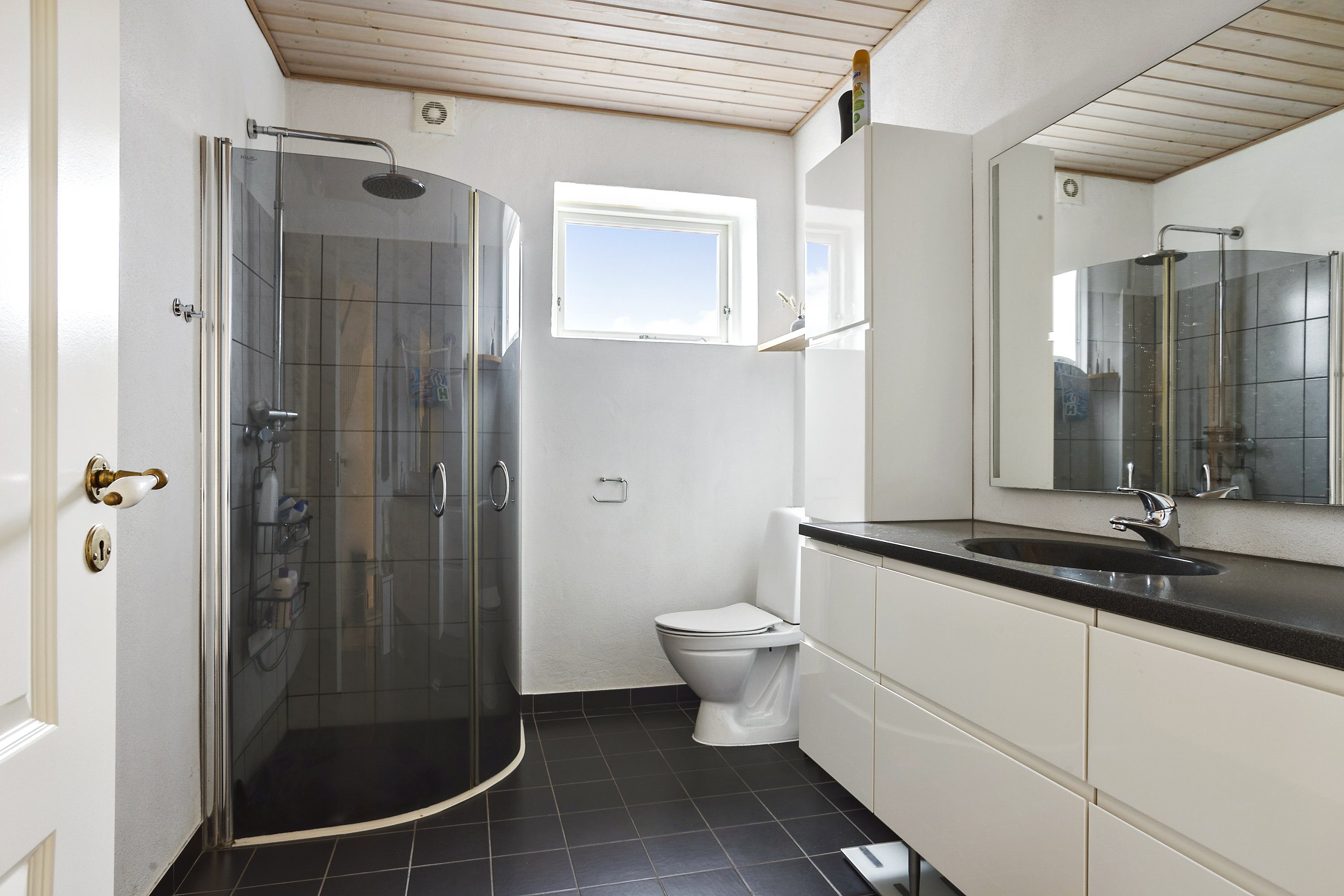 Fremhævet badeværelse billede i fuldskærmstilstand. Billede af Stationsvej 6, 6622 Bække