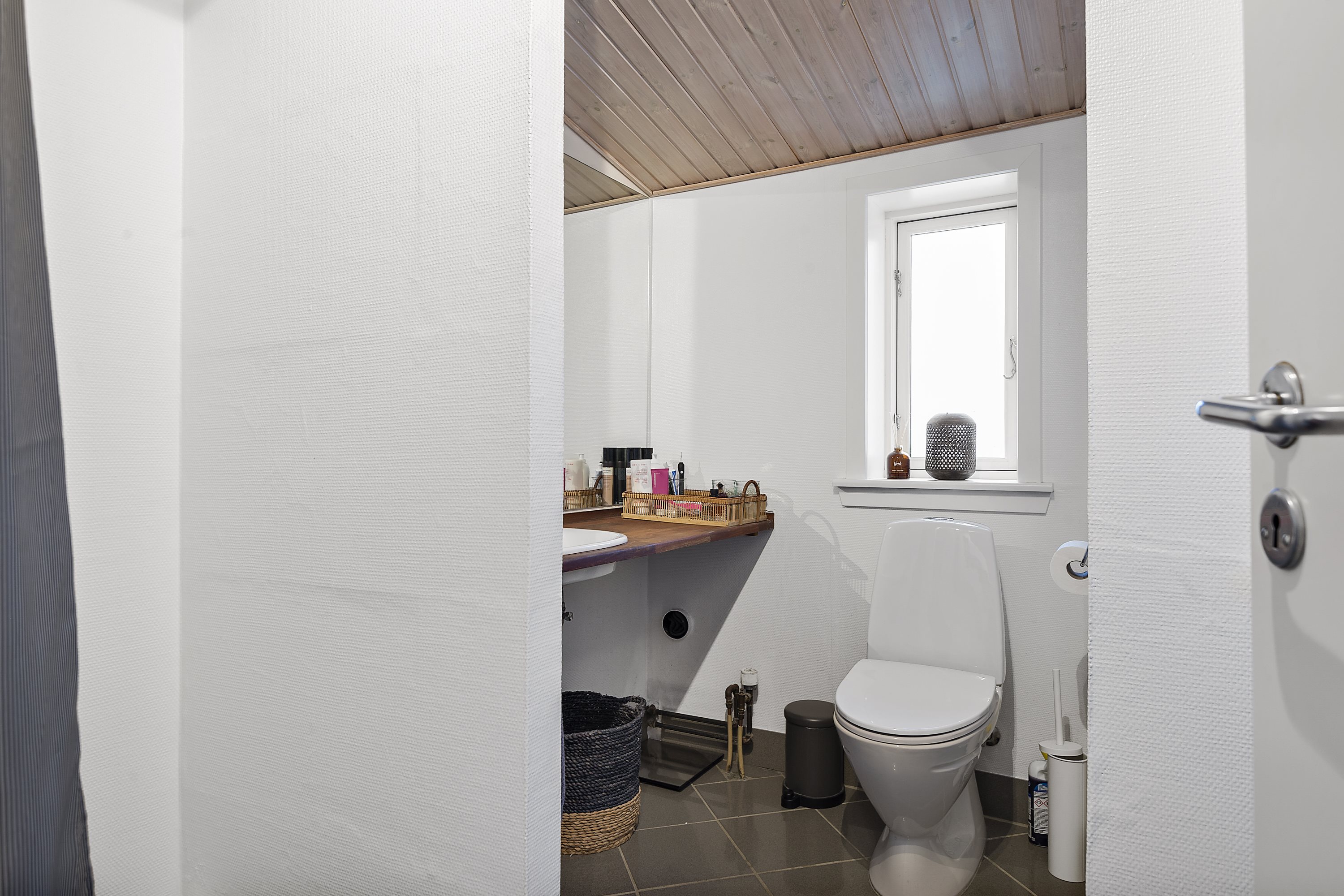 Fremhævet toilet billede i fuldskærmstilstand. Billede af Sophievej 6, 6700 Esbjerg