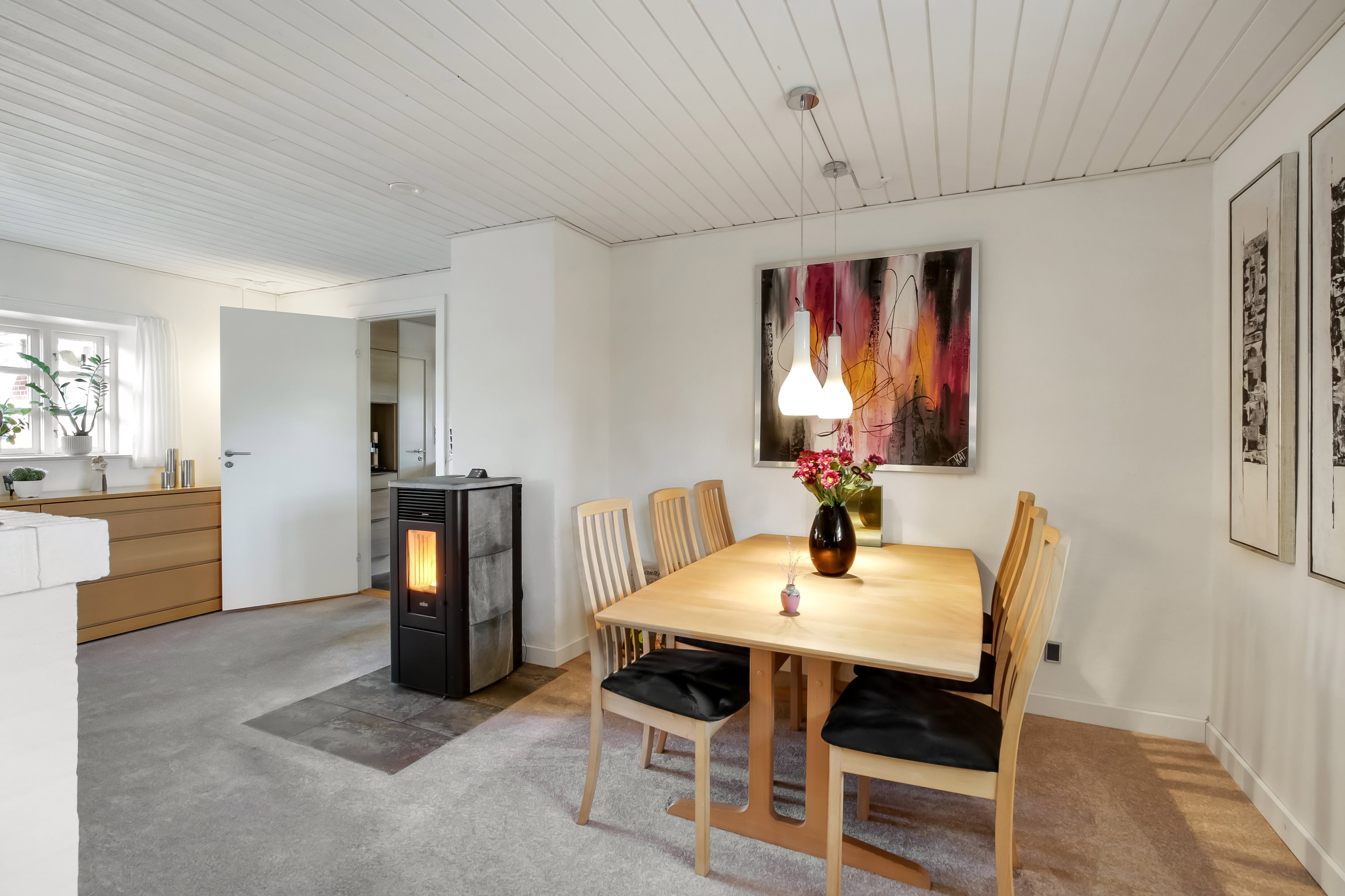 Fremhævet stue billede i fuldskærmstilstand. Billede af Søgårdsvej 10, Tåstrup, 8410 Rønde