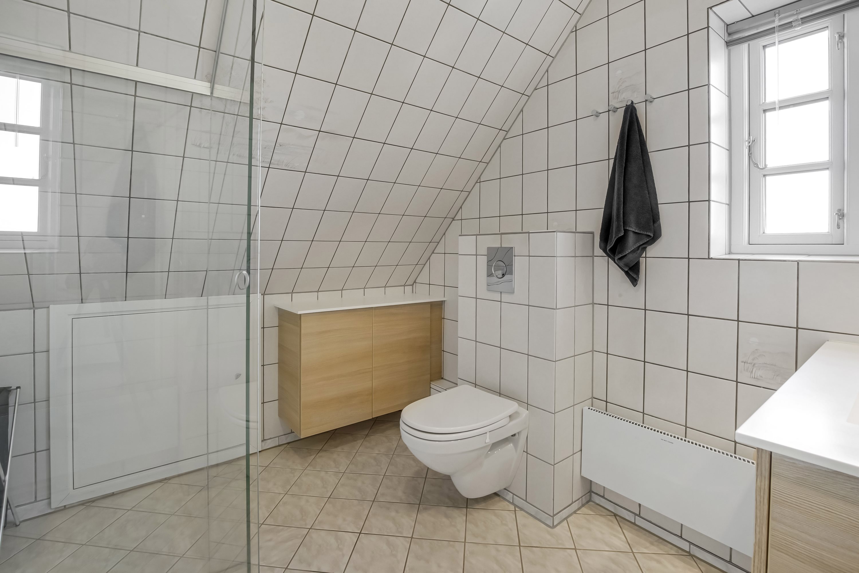 Fremhævet toilet billede i fuldskærmstilstand. Billede af Søgårdsvej 10, Tåstrup, 8410 Rønde