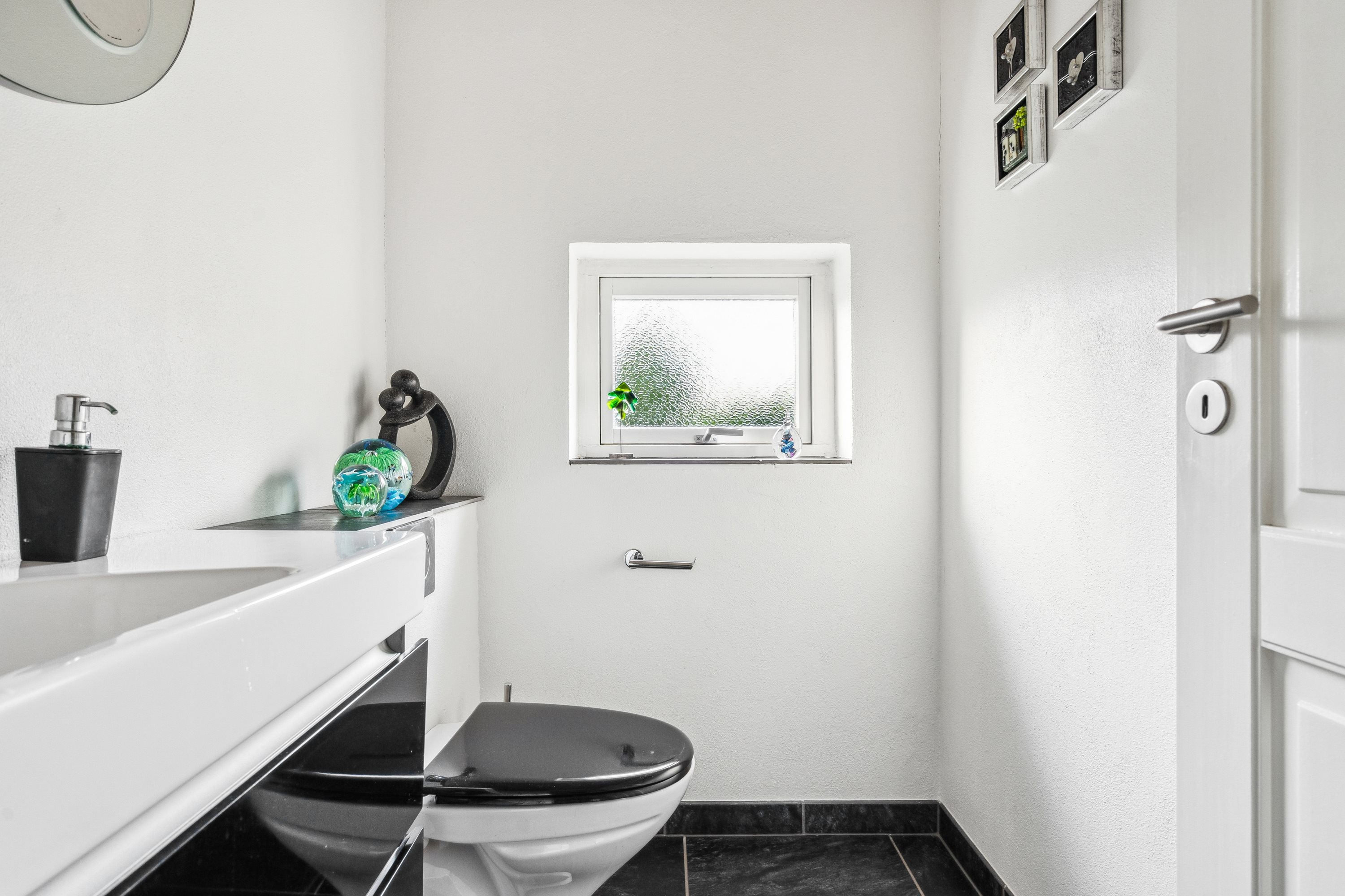 Fremhævet toilet billede i fuldskærmstilstand. Billede af Gl Hannerupvej 3, Hørby, 9500 Hobro