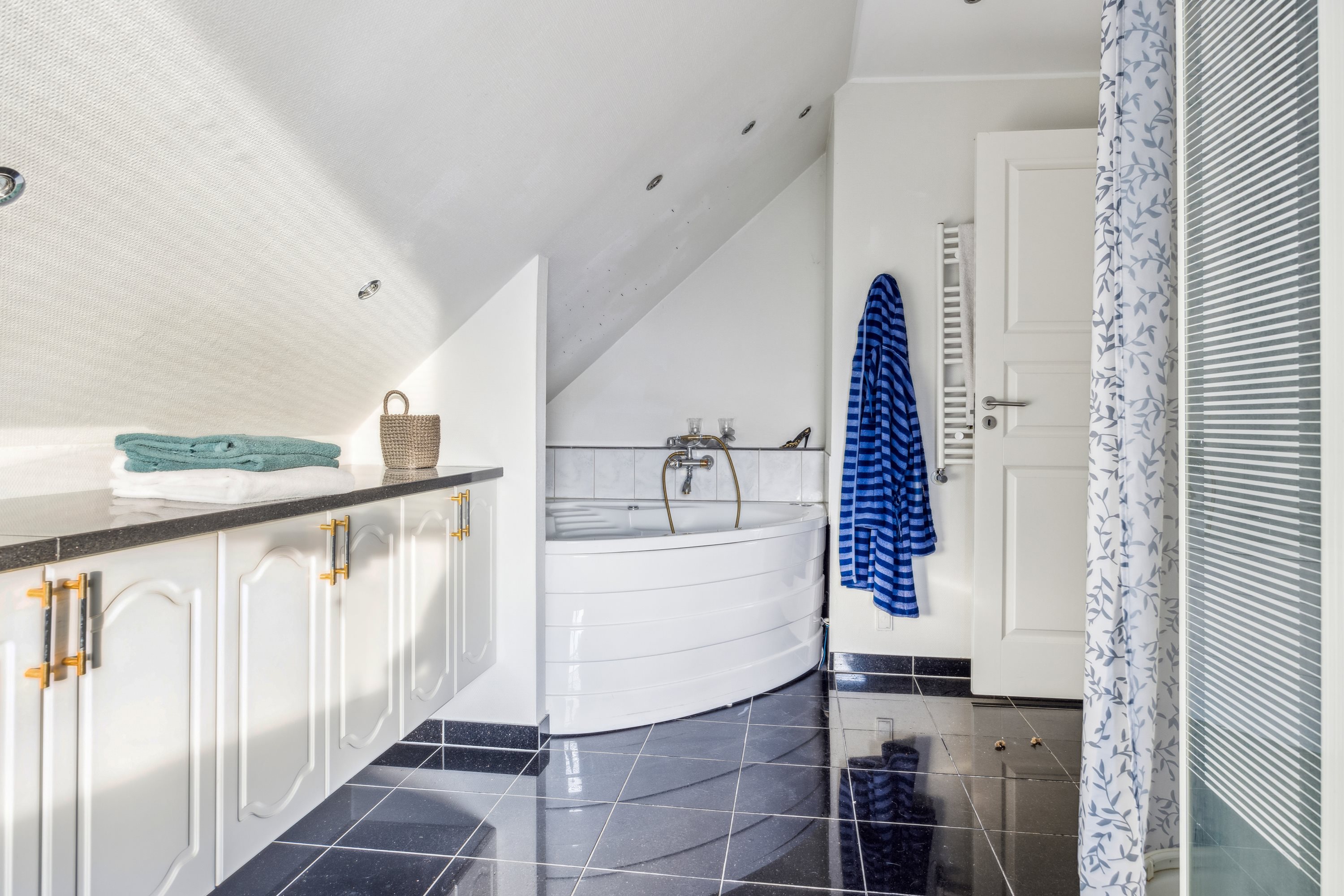 Fremhævet badeværelse billede i fuldskærmstilstand. Billede af Kastanievej 7, 9460 Brovst