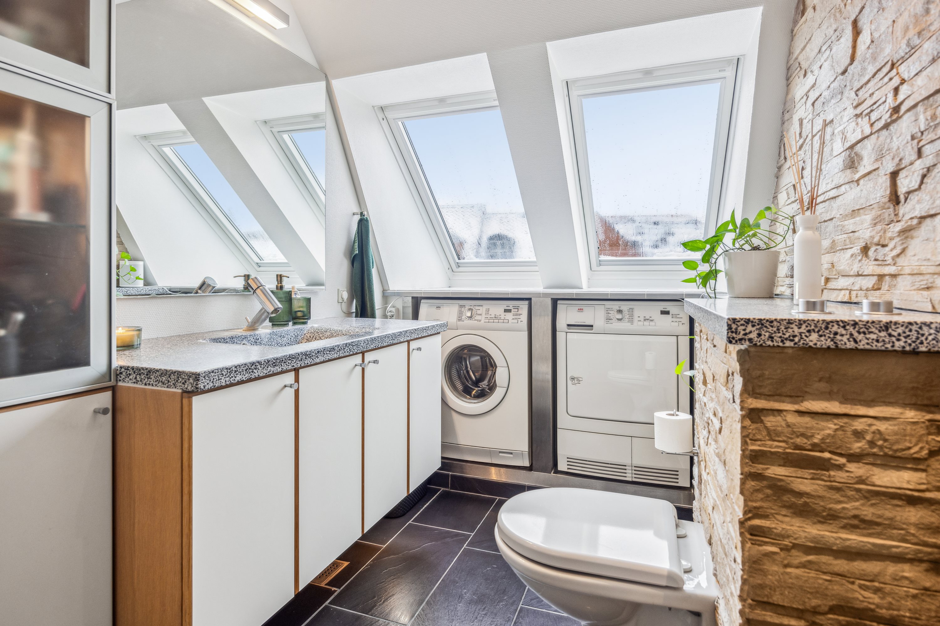 Fremhævet badeværelse billede i fuldskærmstilstand. Billede af Vestergade 41C, 2. th., 9400 Nørresundby