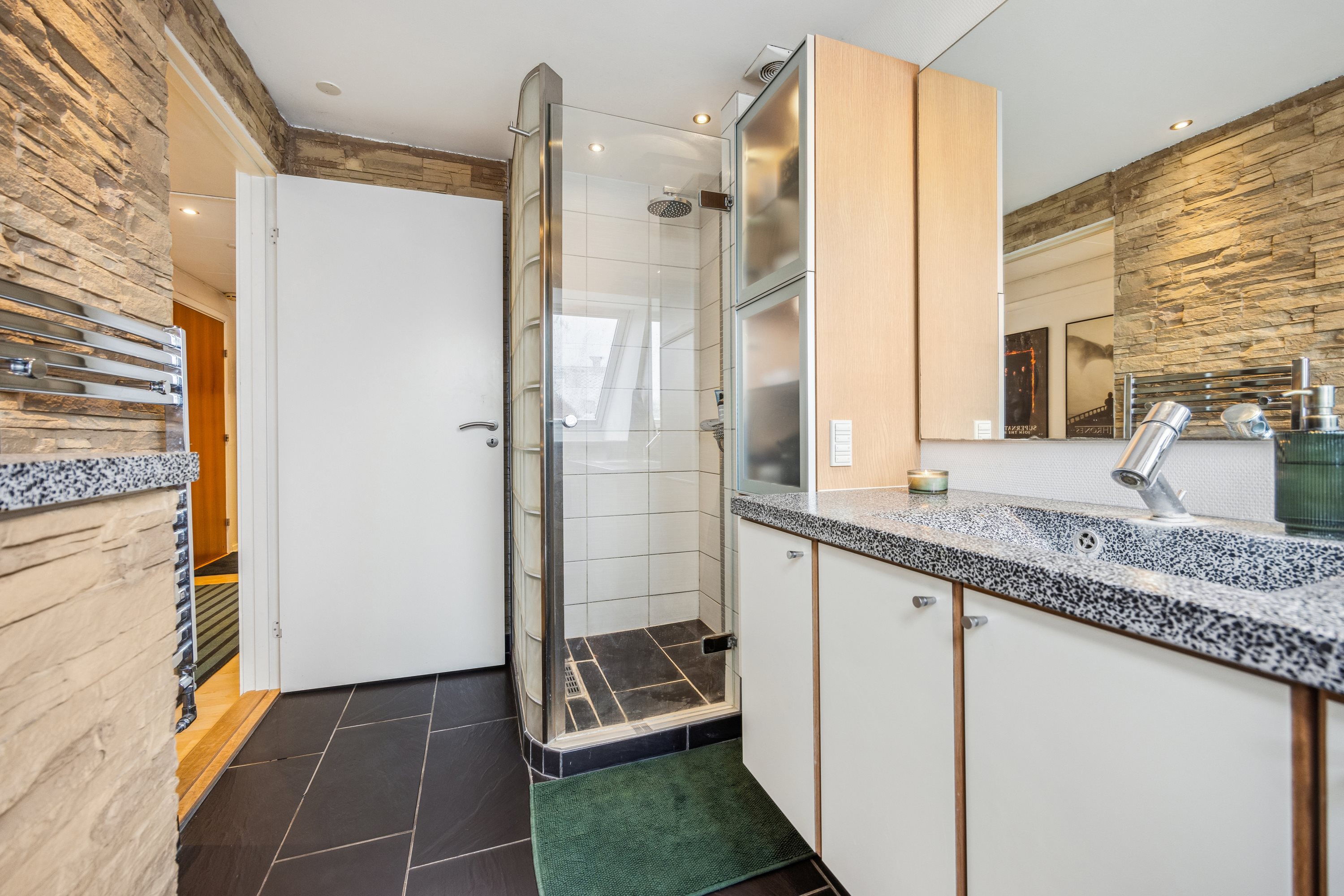 Fremhævet badeværelse billede i fuldskærmstilstand. Billede af Vestergade 41C, 2. th., 9400 Nørresundby