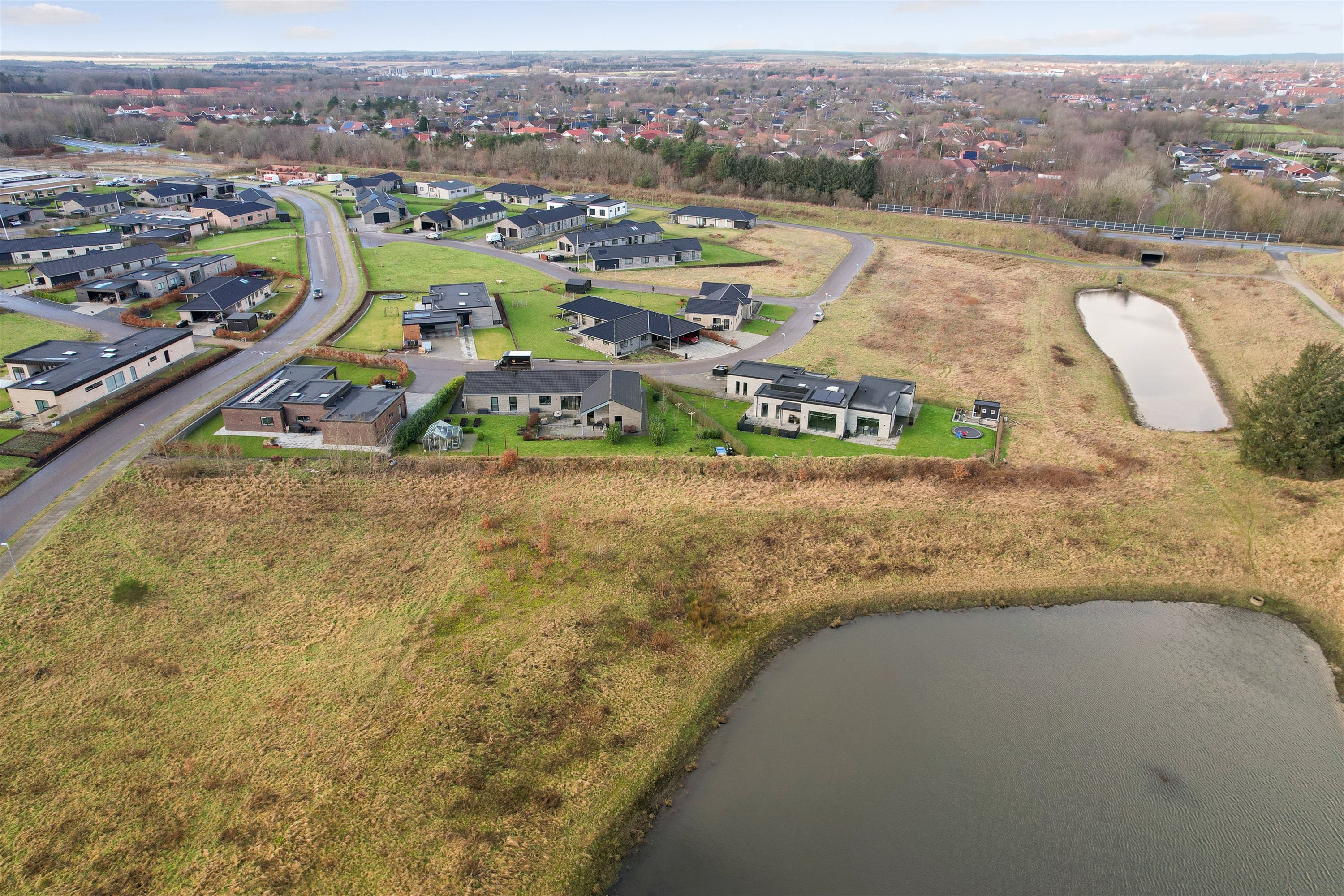 Fremhævet luftfoto billede i fuldskærmstilstand. Billede af Søndertoften 73, 6800 Varde