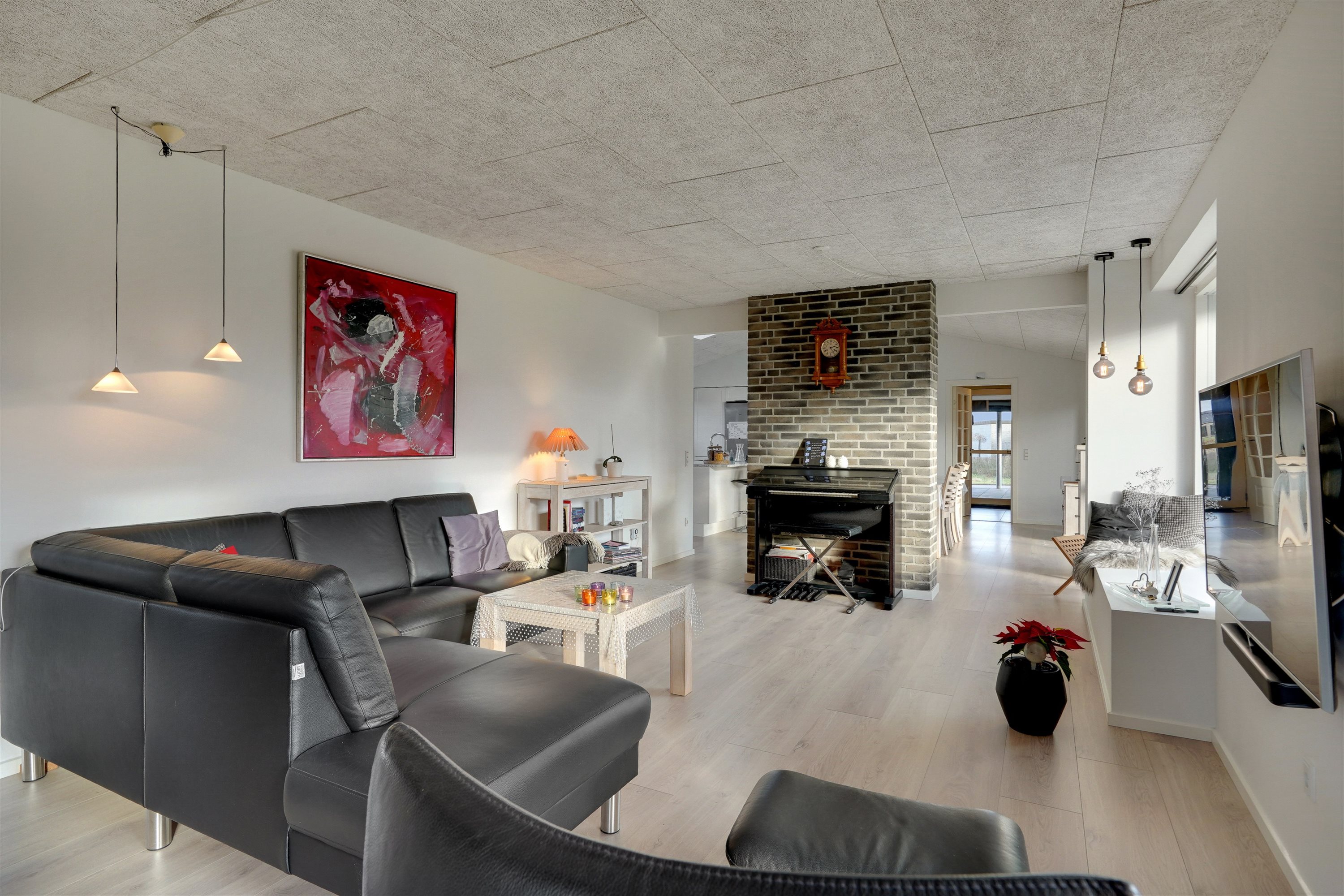 Fremhævet stue billede i fuldskærmstilstand. Billede af Søndertoften 73, 6800 Varde