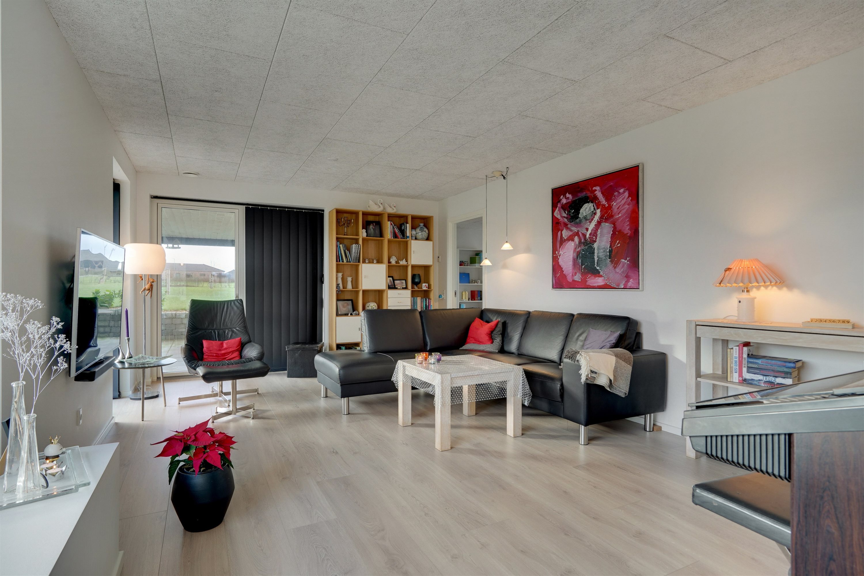 Fremhævet stue billede i fuldskærmstilstand. Billede af Søndertoften 73, 6800 Varde