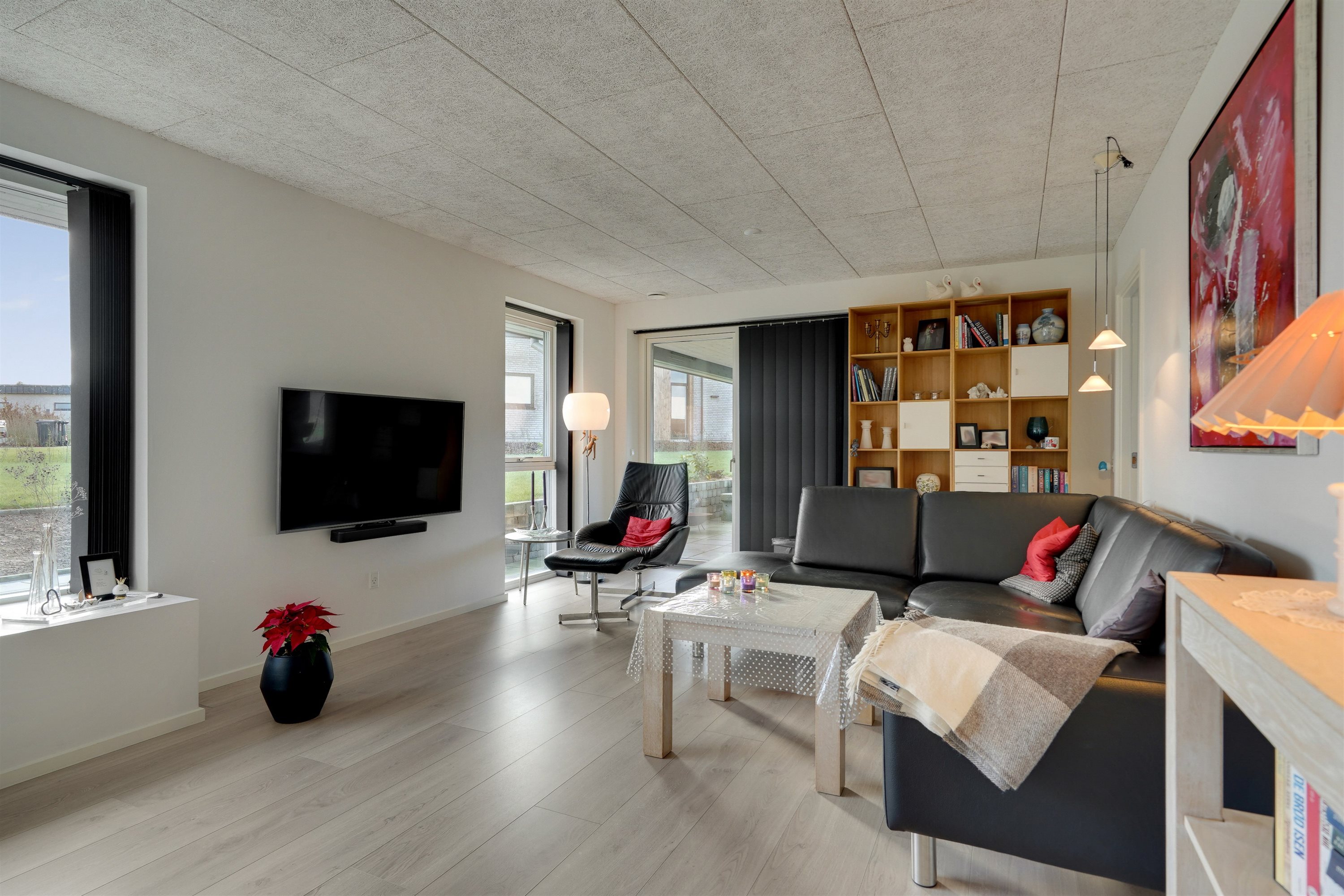 Fremhævet stue billede i fuldskærmstilstand. Billede af Søndertoften 73, 6800 Varde