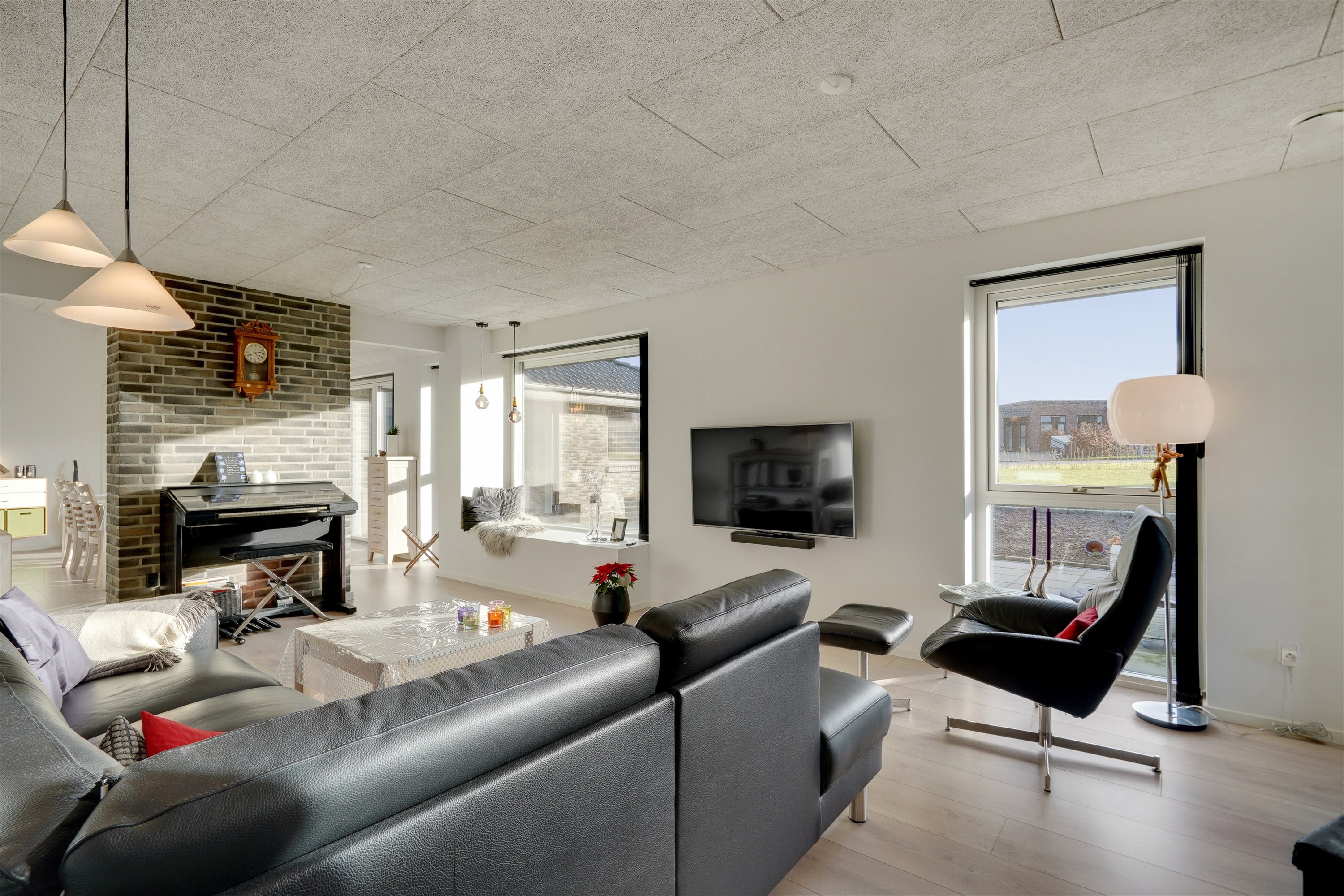 Fremhævet stue billede i fuldskærmstilstand. Billede af Søndertoften 73, 6800 Varde