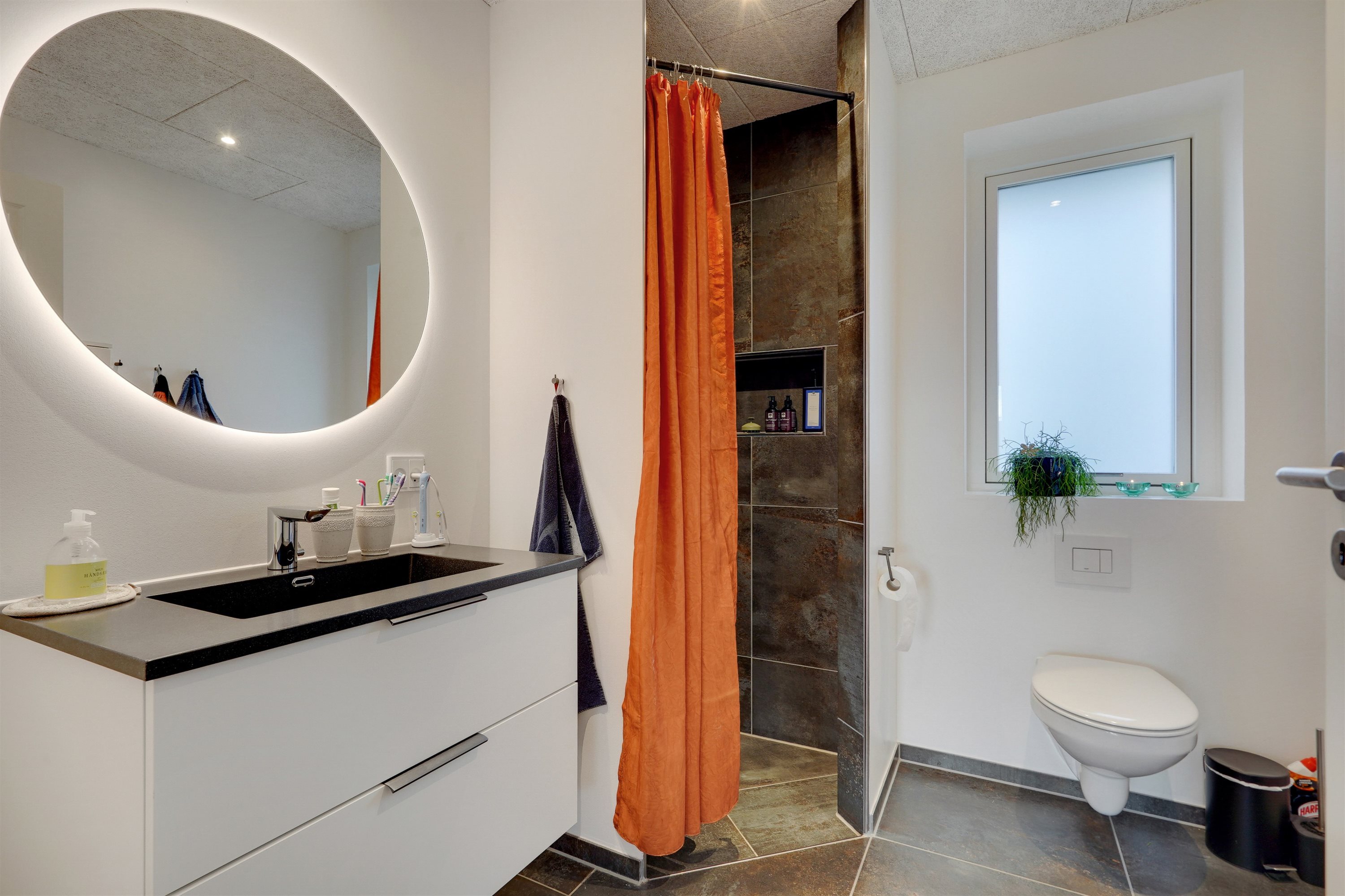 Fremhævet badeværelse billede i fuldskærmstilstand. Billede af Søndertoften 73, 6800 Varde