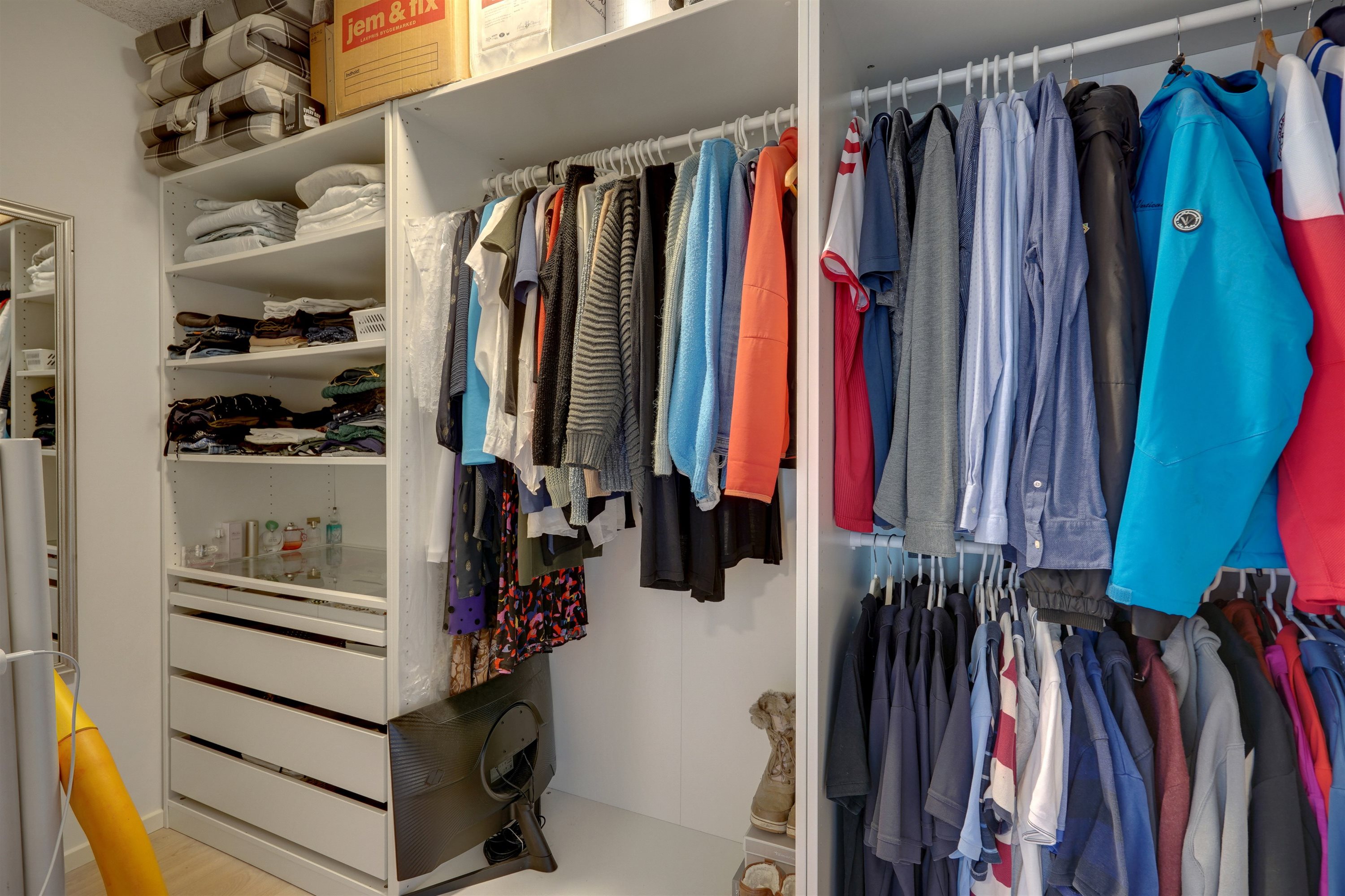 Fremhævet walkin closet billede i fuldskærmstilstand. Billede af Søndertoften 73, 6800 Varde