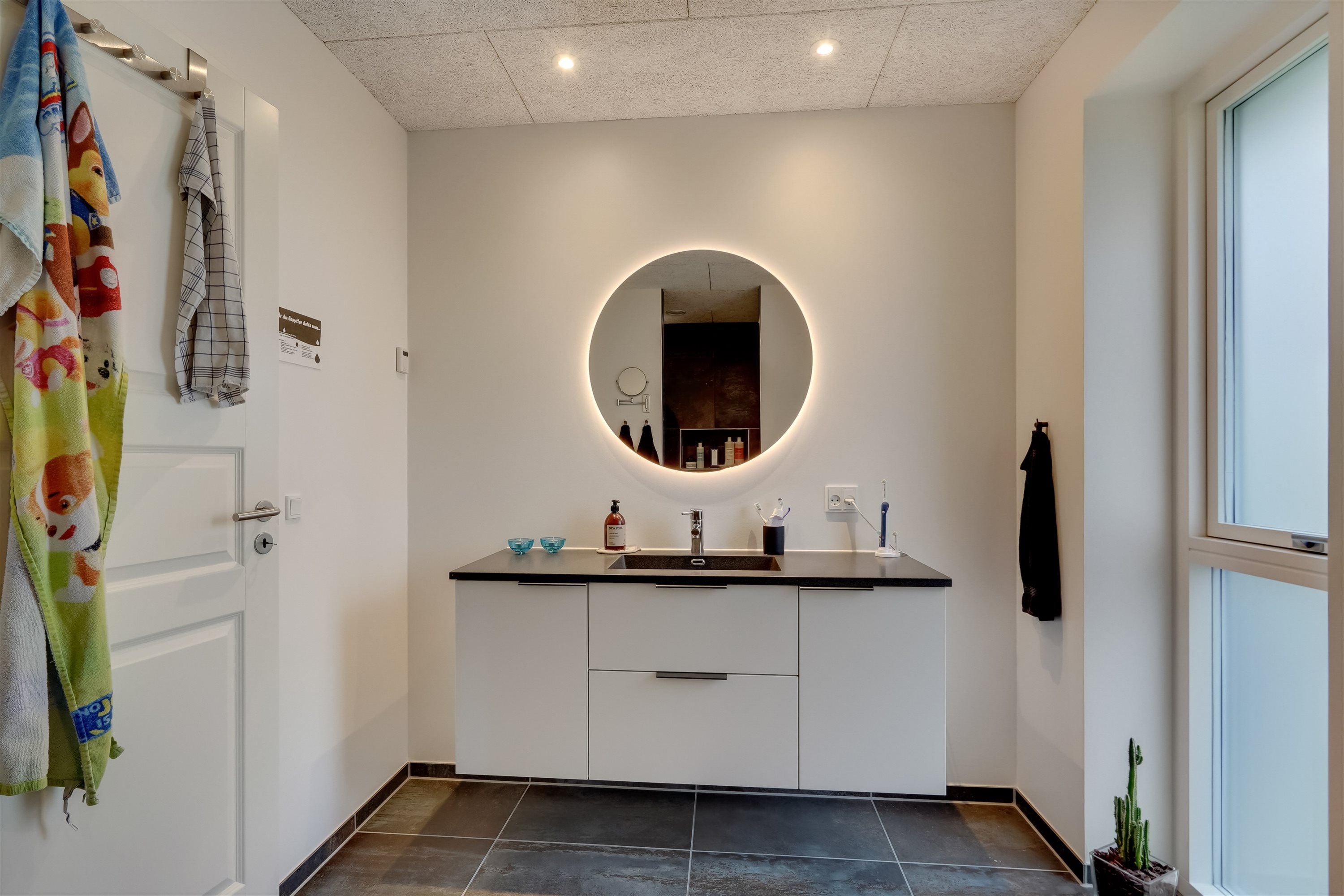 Fremhævet badeværelse billede i fuldskærmstilstand. Billede af Søndertoften 73, 6800 Varde