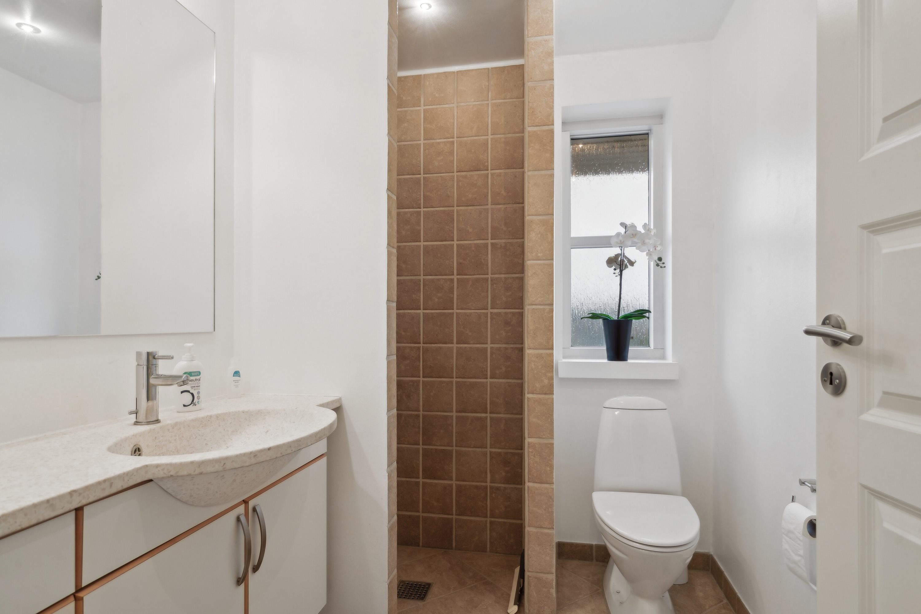 Fremhævet badeværelse billede i fuldskærmstilstand. Billede af Æblehaven 7, 5462 Morud