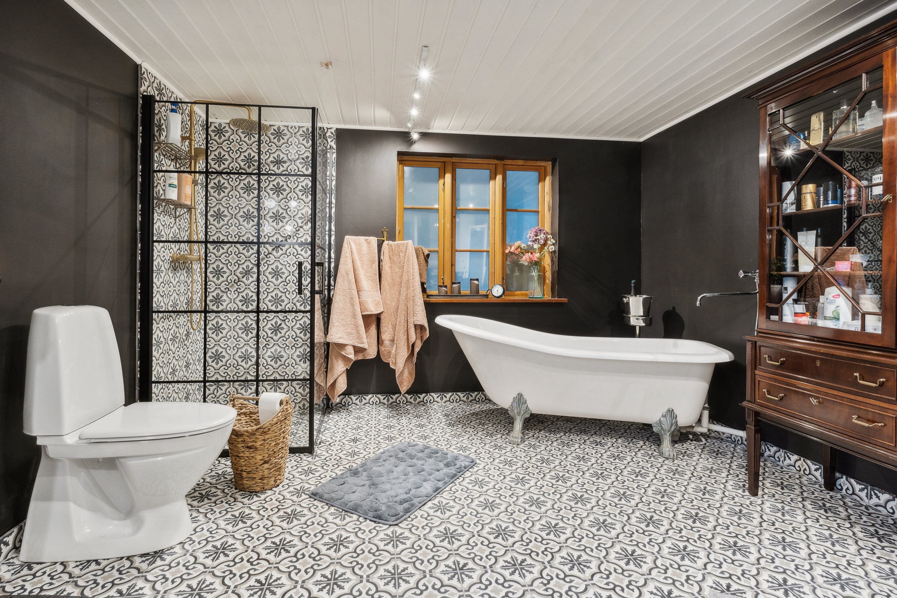 Fremhævet badeværelse billede i fuldskærmstilstand. Billede af Dammen 2, Vellerup, 4050 Skibby