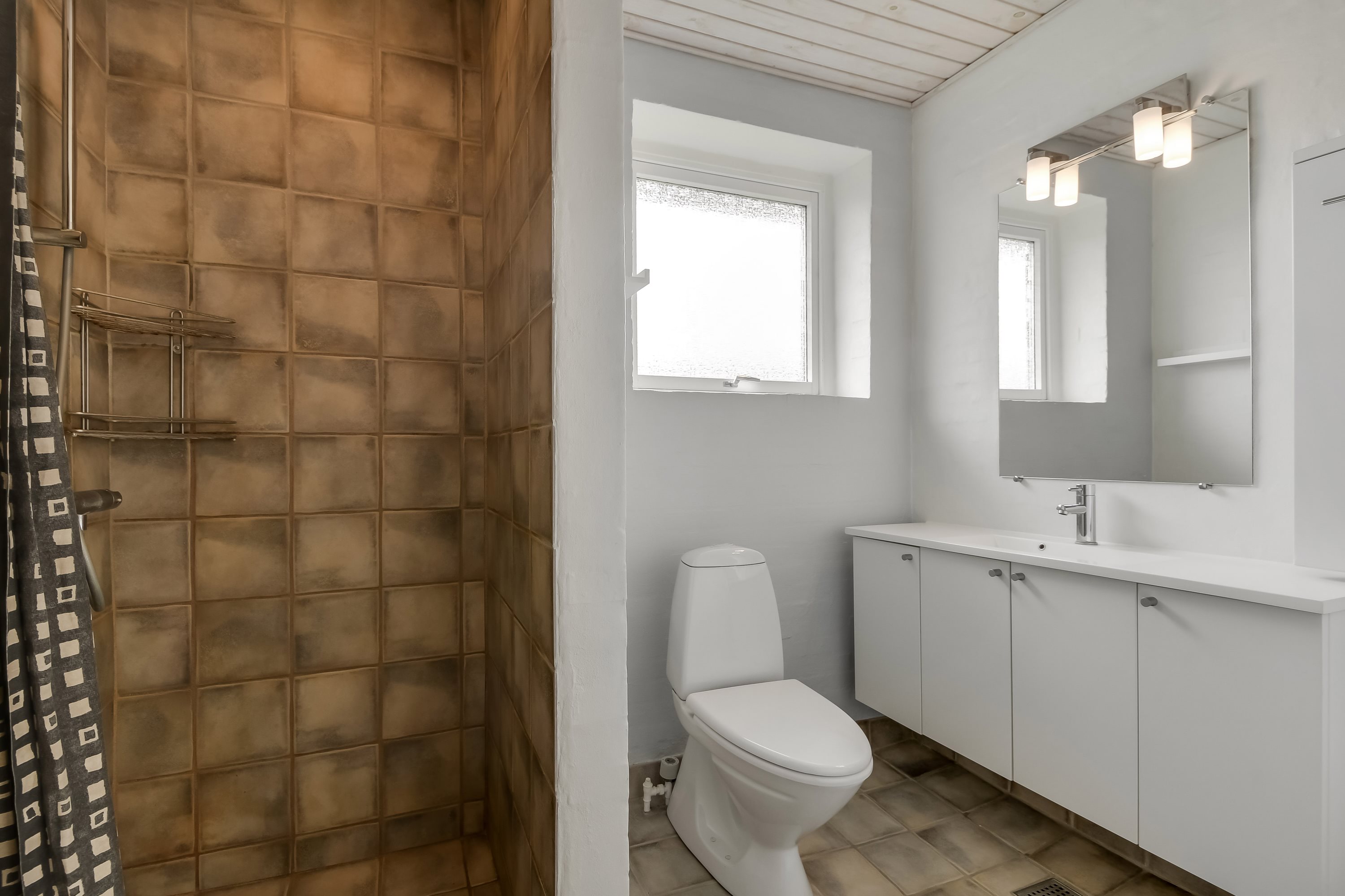 Fremhævet badeværelse billede i fuldskærmstilstand. Billede af Stentofterne 18, 7600 Struer