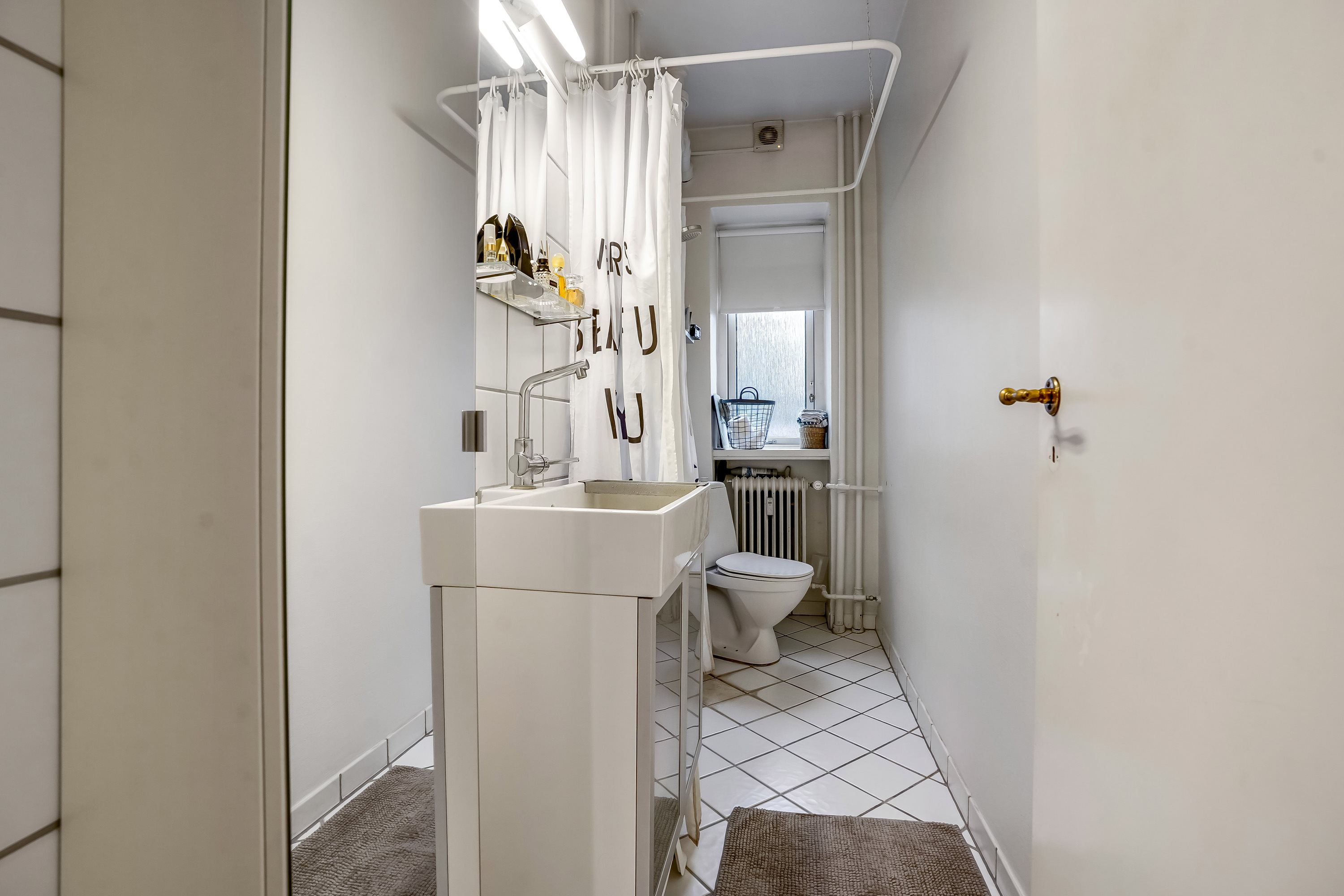 Fremhævet badeværelse billede i fuldskærmstilstand. Billede af Skibhusvej 137, st.. th., 5000 Odense C