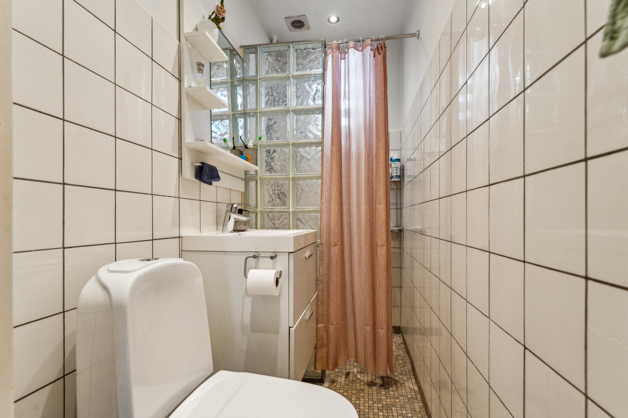 Fremhævet badeværelse billede i fuldskærmstilstand. Billede af Markedspladsen 7, st.. tv., 8900 Randers C