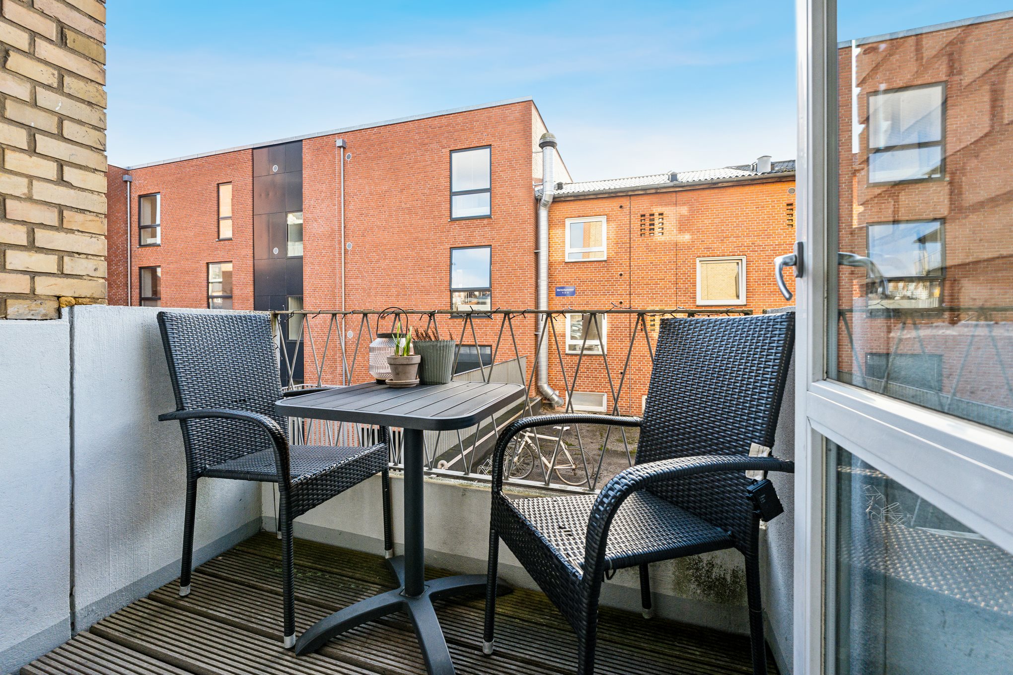 Fremhævet altan billede i fuldskærmstilstand. Billede af Markedspladsen 7, st.. tv., 8900 Randers C