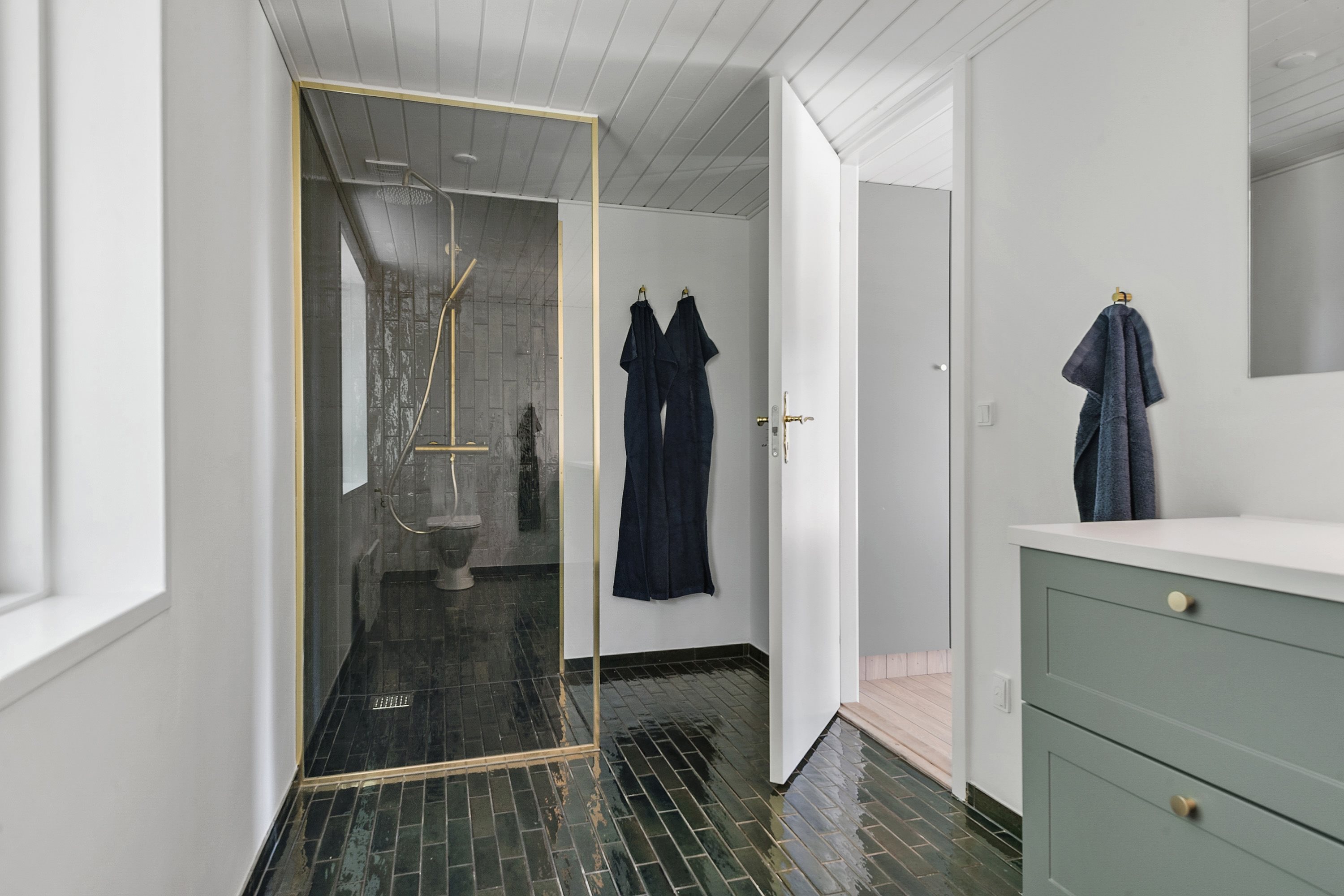 Fremhævet badeværelse billede i fuldskærmstilstand. Billede af Mossøbrå 21, Vrold, 8660 Skanderborg