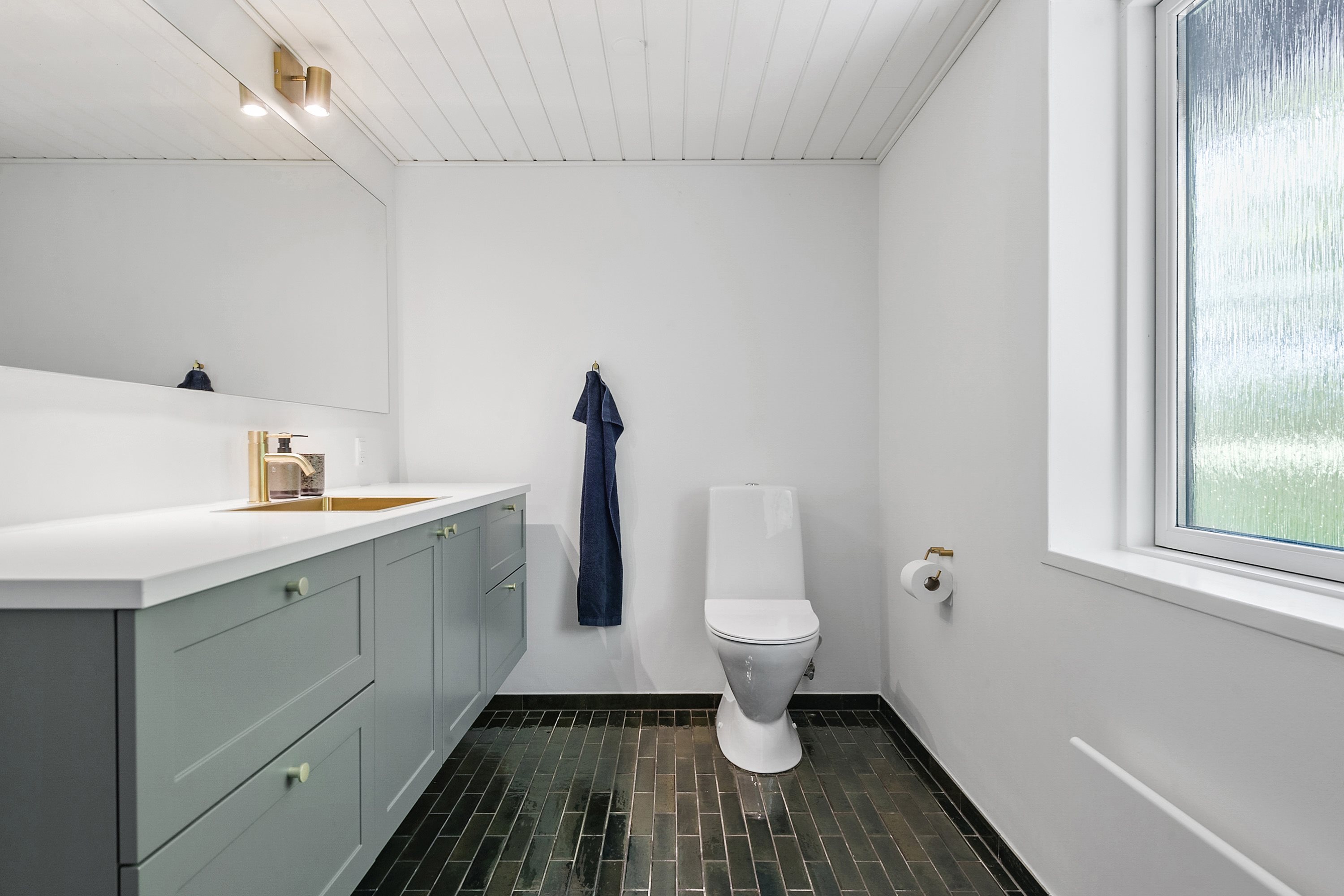 Fremhævet badeværelse billede i fuldskærmstilstand. Billede af Mossøbrå 21, Vrold, 8660 Skanderborg