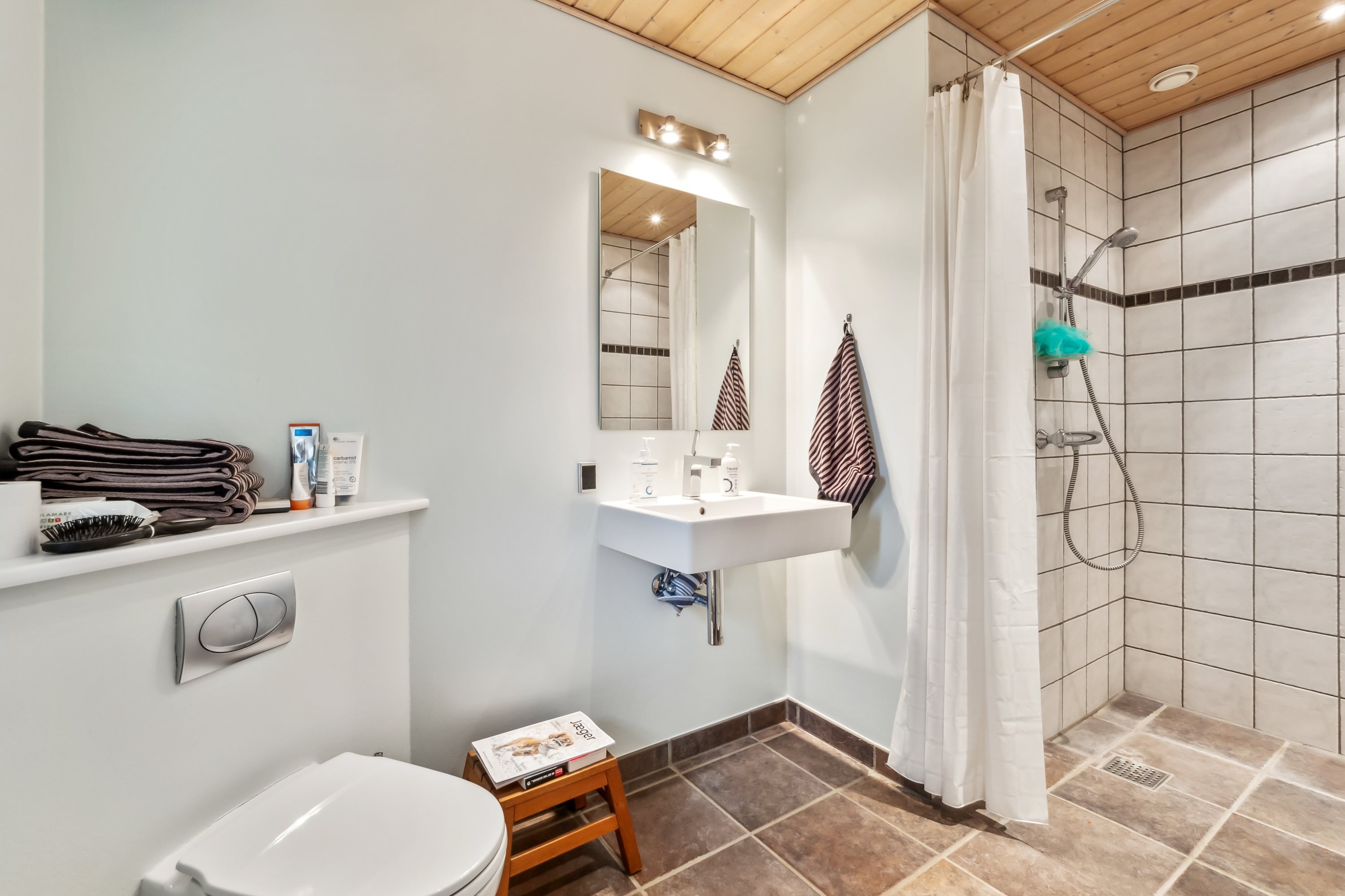 Fremhævet badeværelse billede i fuldskærmstilstand. Billede af Gyldendal 3, Gyldendal, 7860 Spøttrup