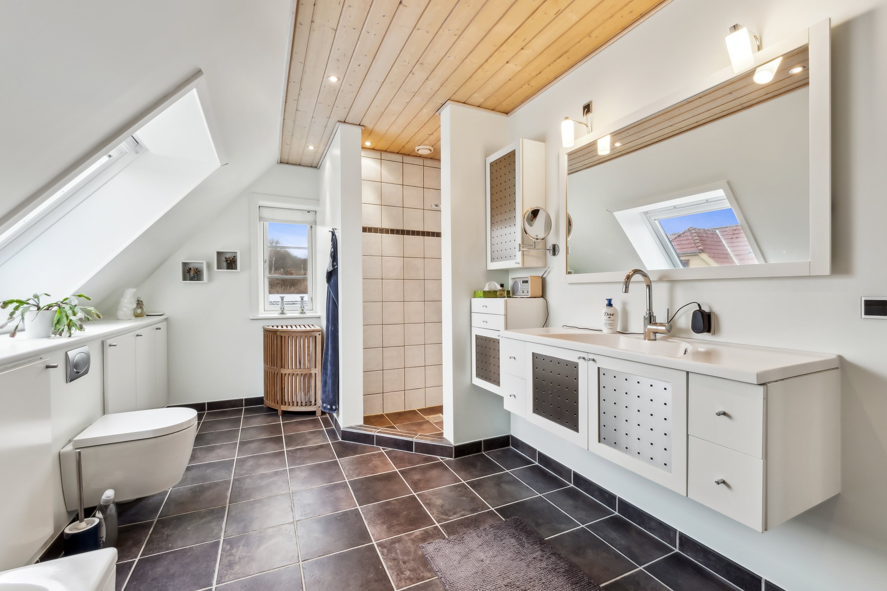 Fremhævet badeværelse billede i fuldskærmstilstand. Billede af Gyldendal 3, Gyldendal, 7860 Spøttrup