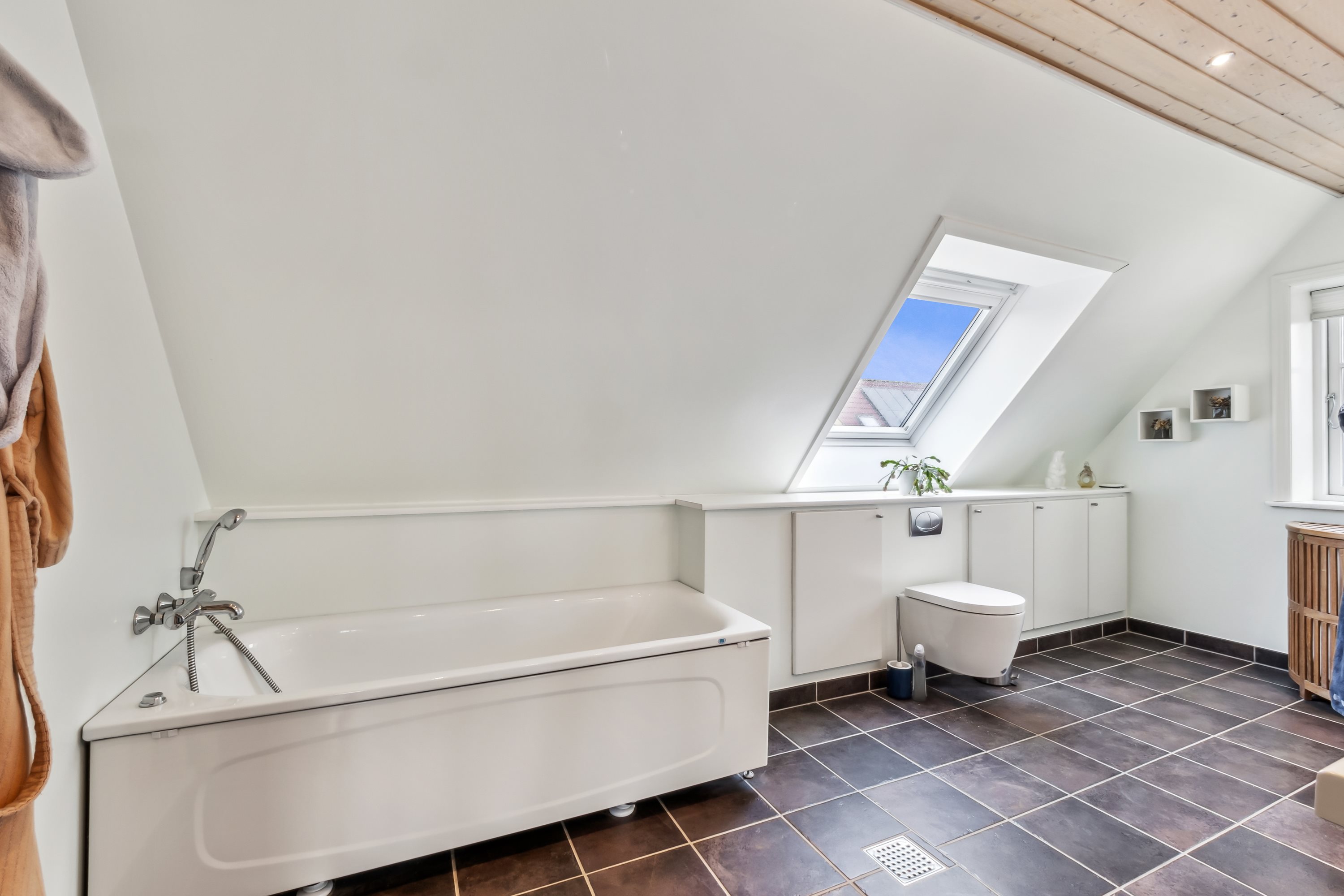 Fremhævet badeværelse billede i fuldskærmstilstand. Billede af Gyldendal 3, Gyldendal, 7860 Spøttrup