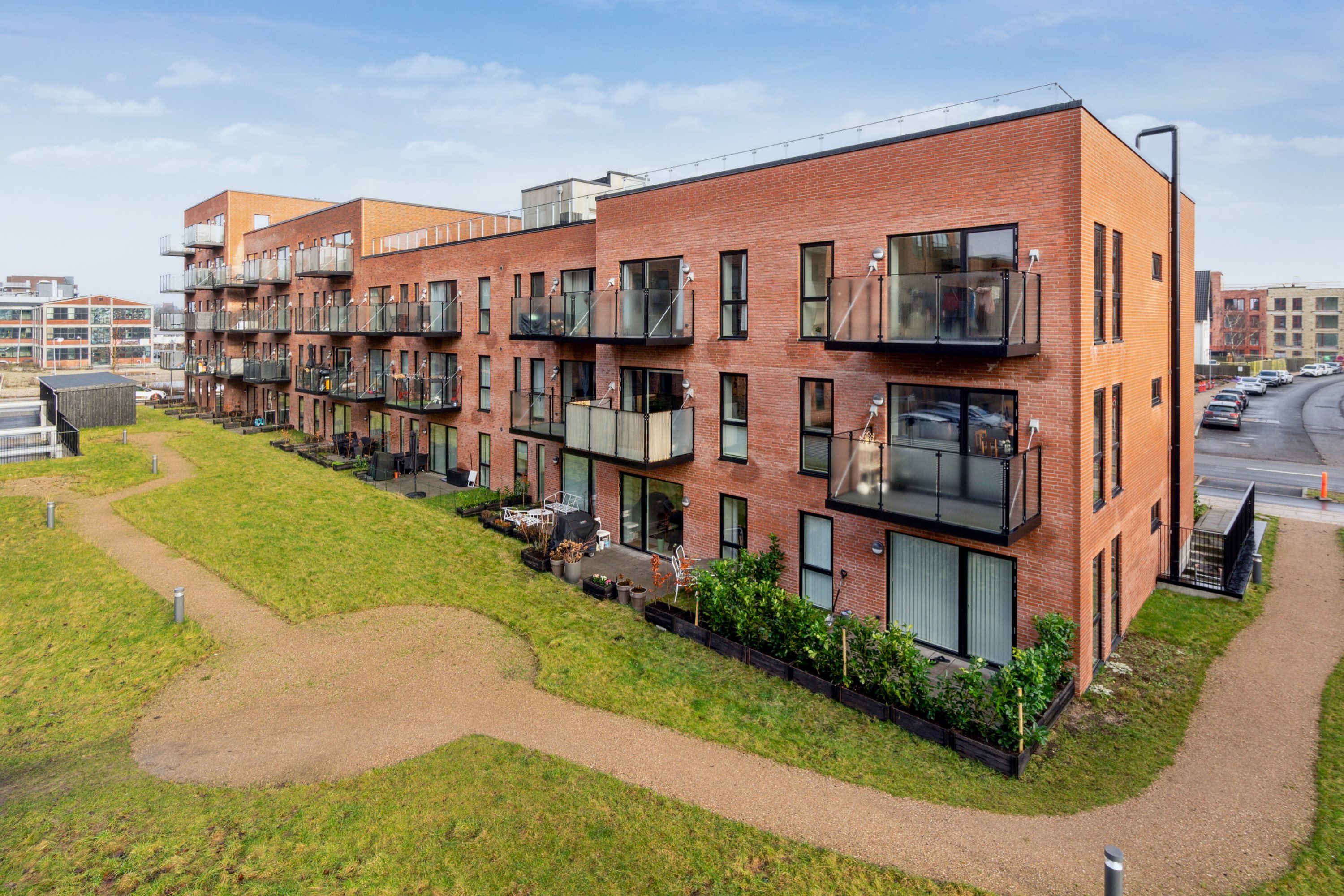 Fremhævet set fra haven billede i fuldskærmstilstand. Billede af Kirkebjerg Parkvej 10D, st.. th., 2605 Brøndby