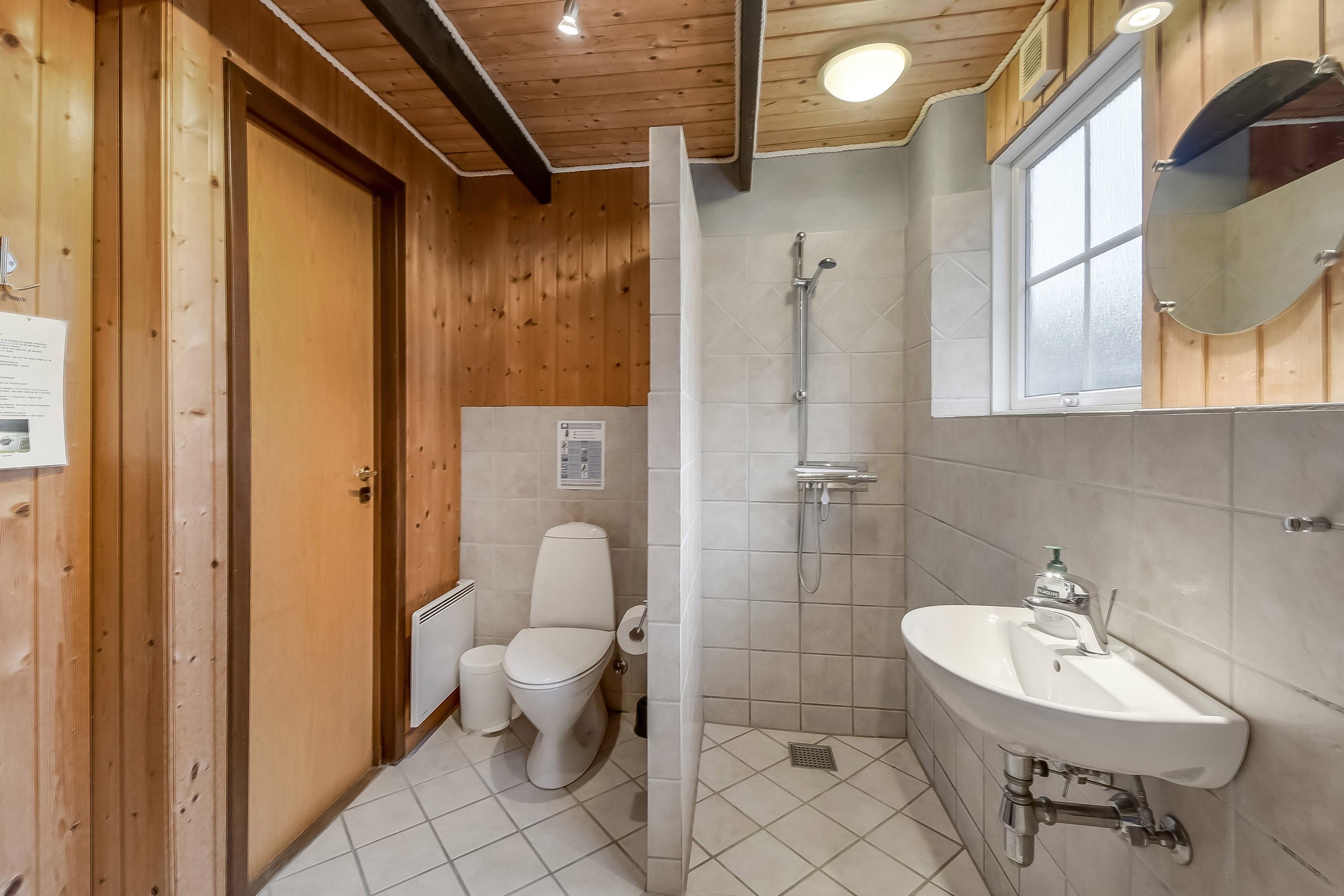 Fremhævet badeværelse billede i fuldskærmstilstand. Billede af Grævlingevej 10, Husby, 6990 Ulfborg