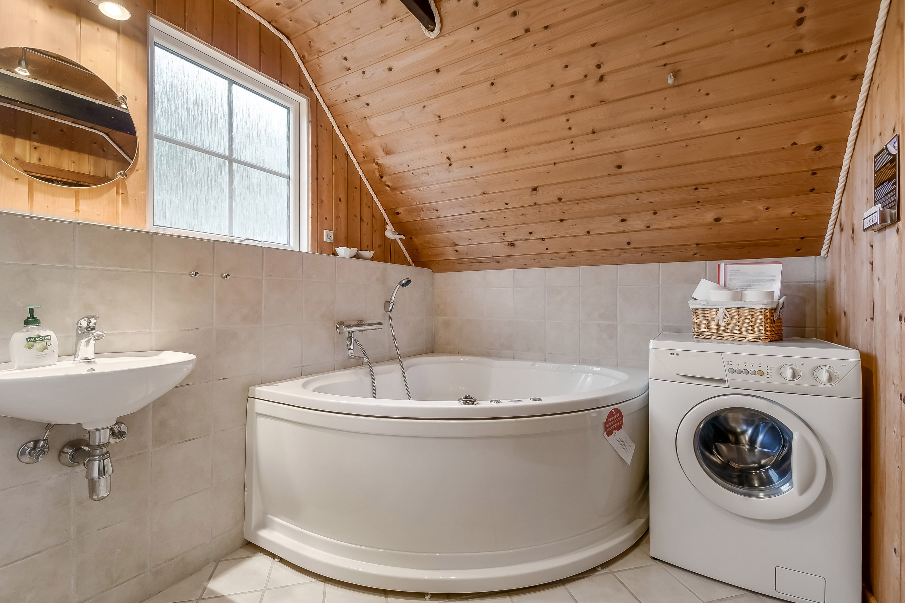 Fremhævet badeværelse billede i fuldskærmstilstand. Billede af Grævlingevej 10, Husby, 6990 Ulfborg