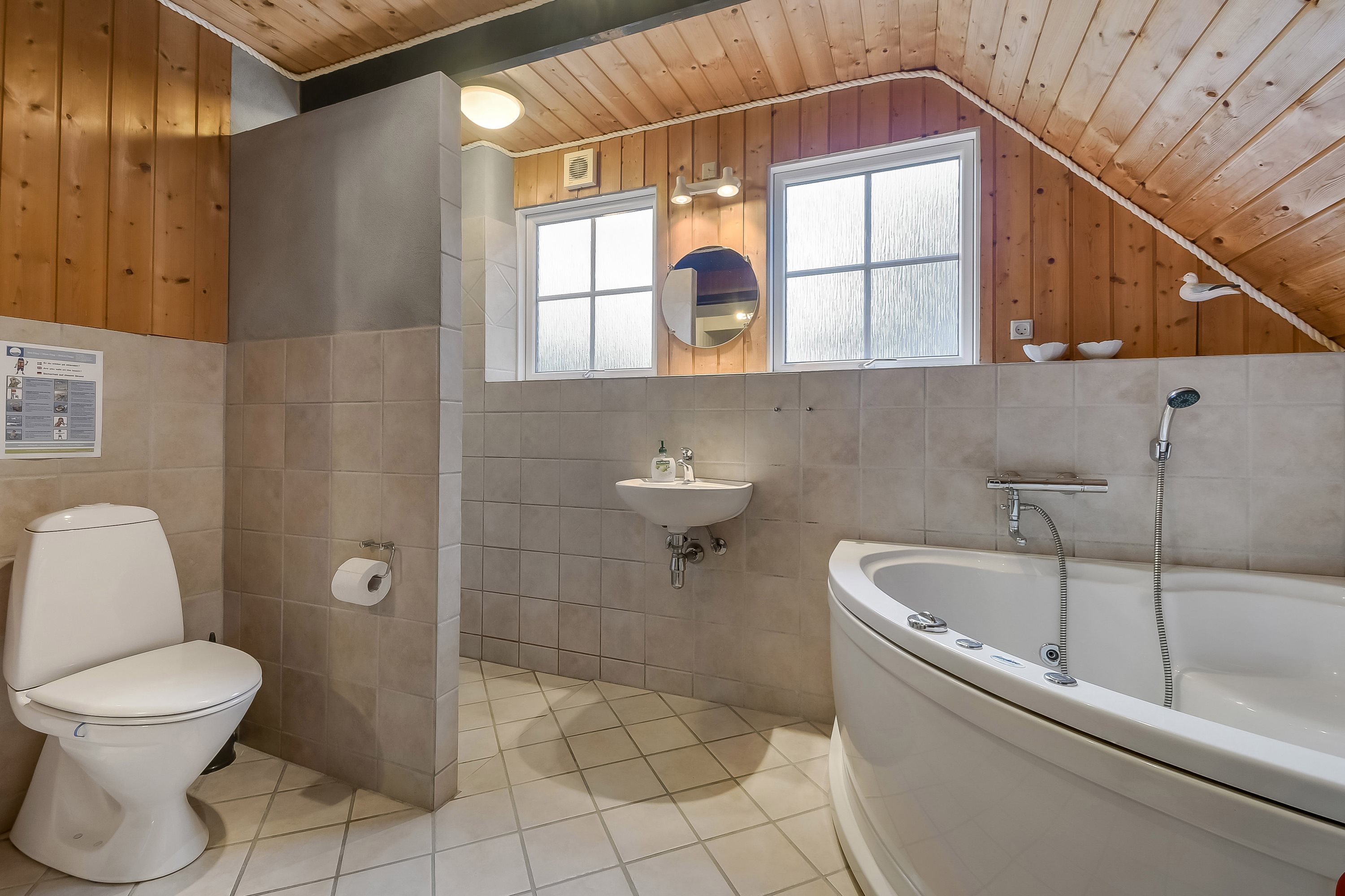 Fremhævet badeværelse billede i fuldskærmstilstand. Billede af Grævlingevej 10, Husby, 6990 Ulfborg