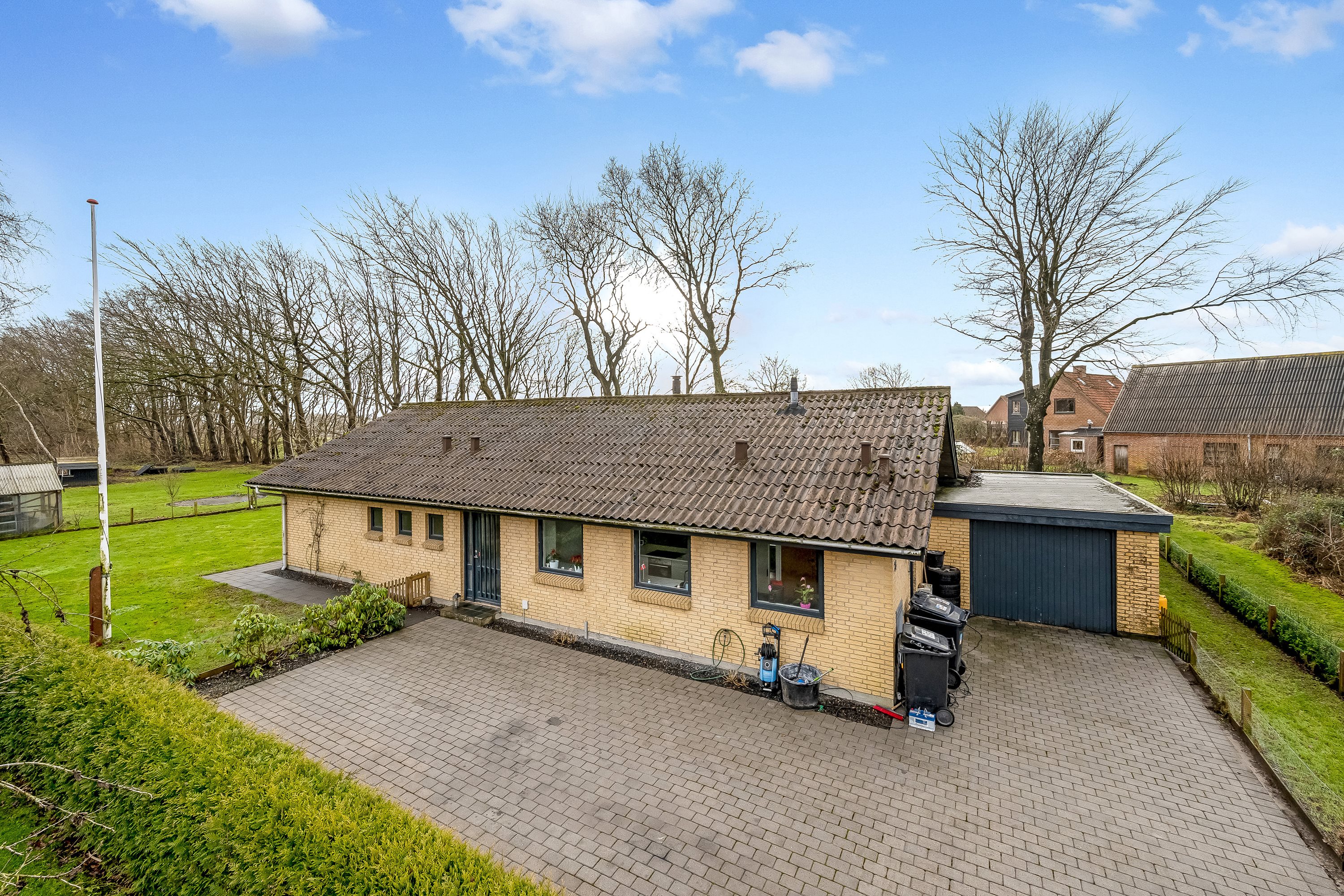 Fremhævet facade billede i fuldskærmstilstand. Billede af Præstevejen 14, Faster, 6900 Skjern