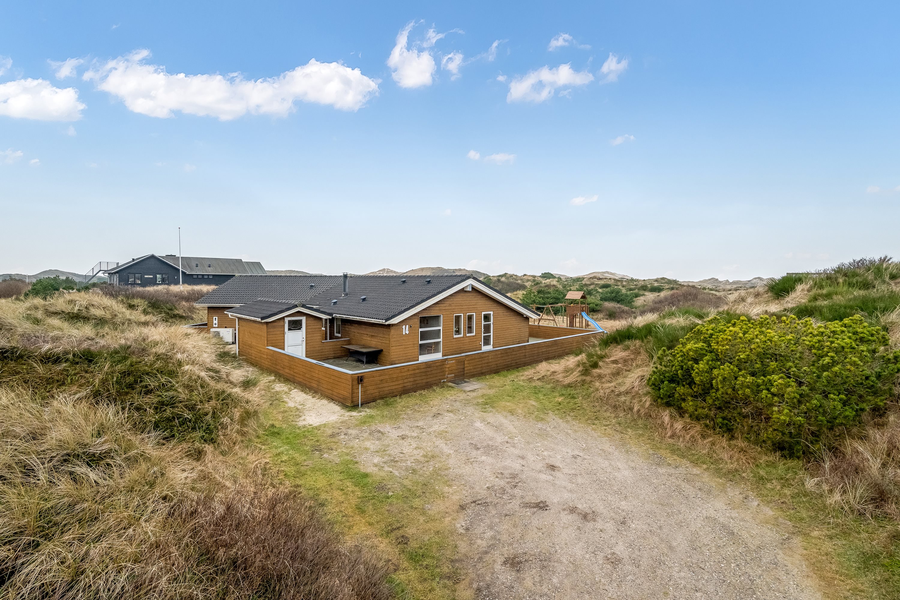 Fremhævet facade billede i fuldskærmstilstand. Billede af Fyrrenålevej 14, Henne Strand, 6854 Henne