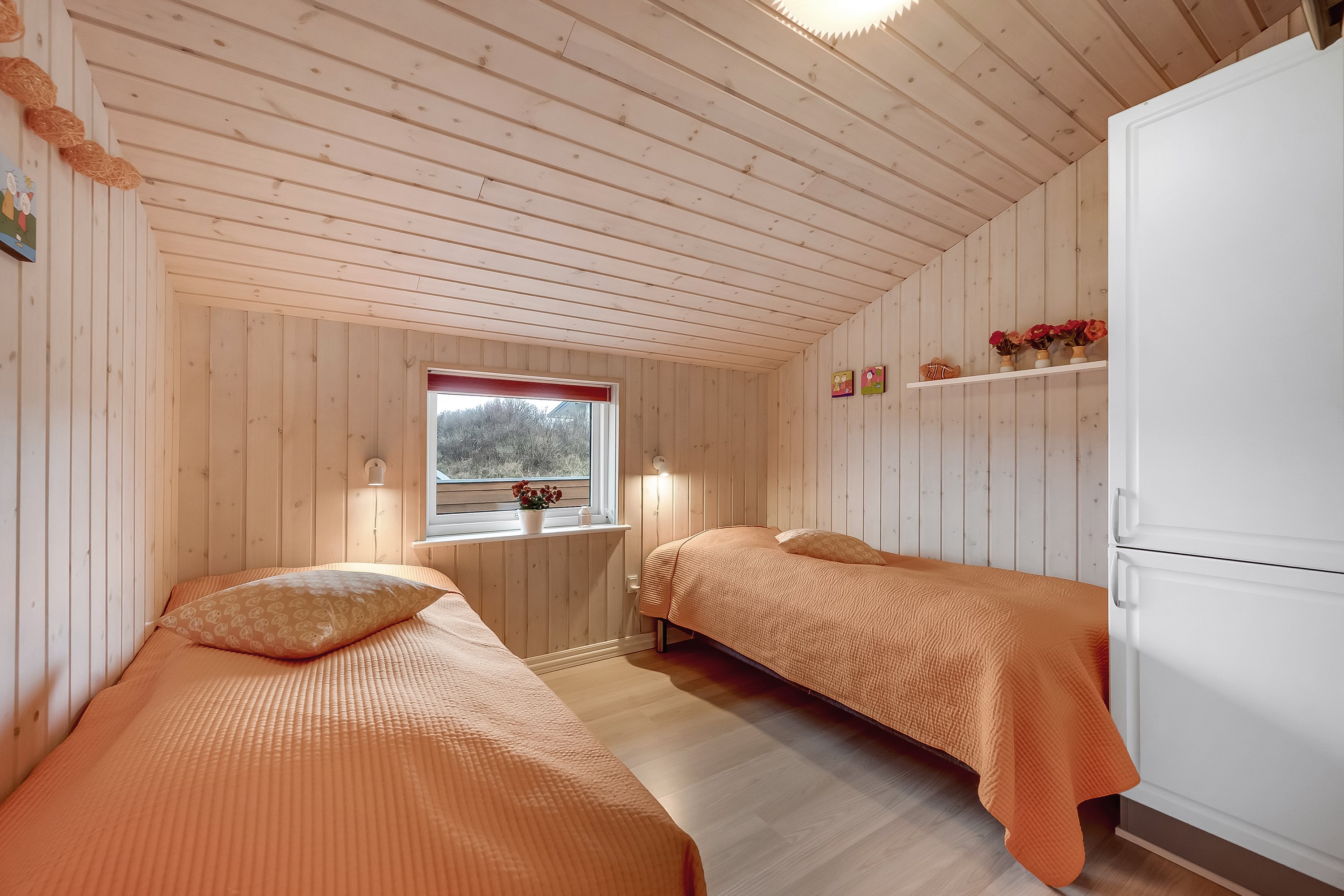 Fremhævet orange værelse billede i fuldskærmstilstand. Billede af Fyrrenålevej 14, Henne Strand, 6854 Henne