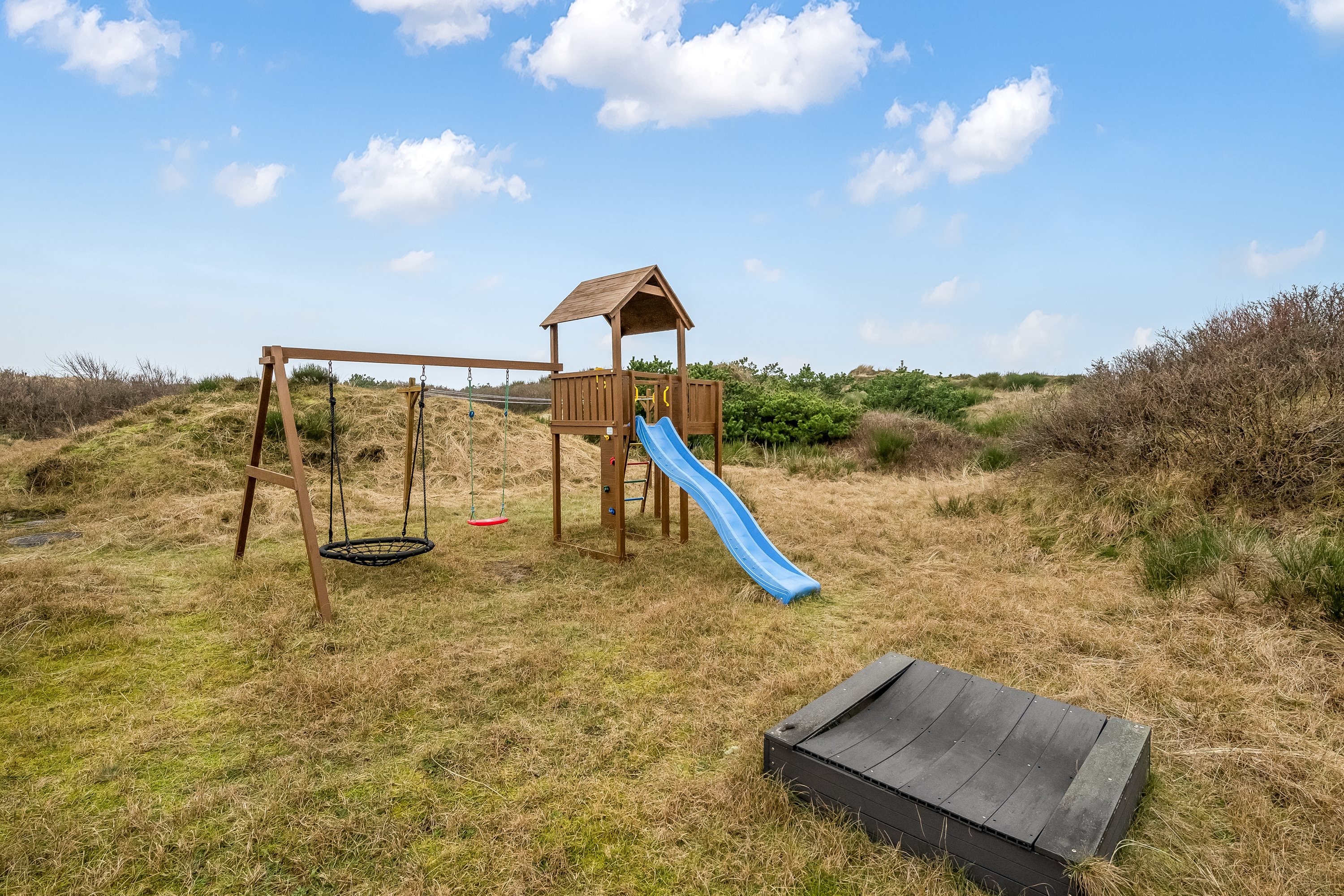 Fremhævet legeplads billede i fuldskærmstilstand. Billede af Fyrrenålevej 14, Henne Strand, 6854 Henne