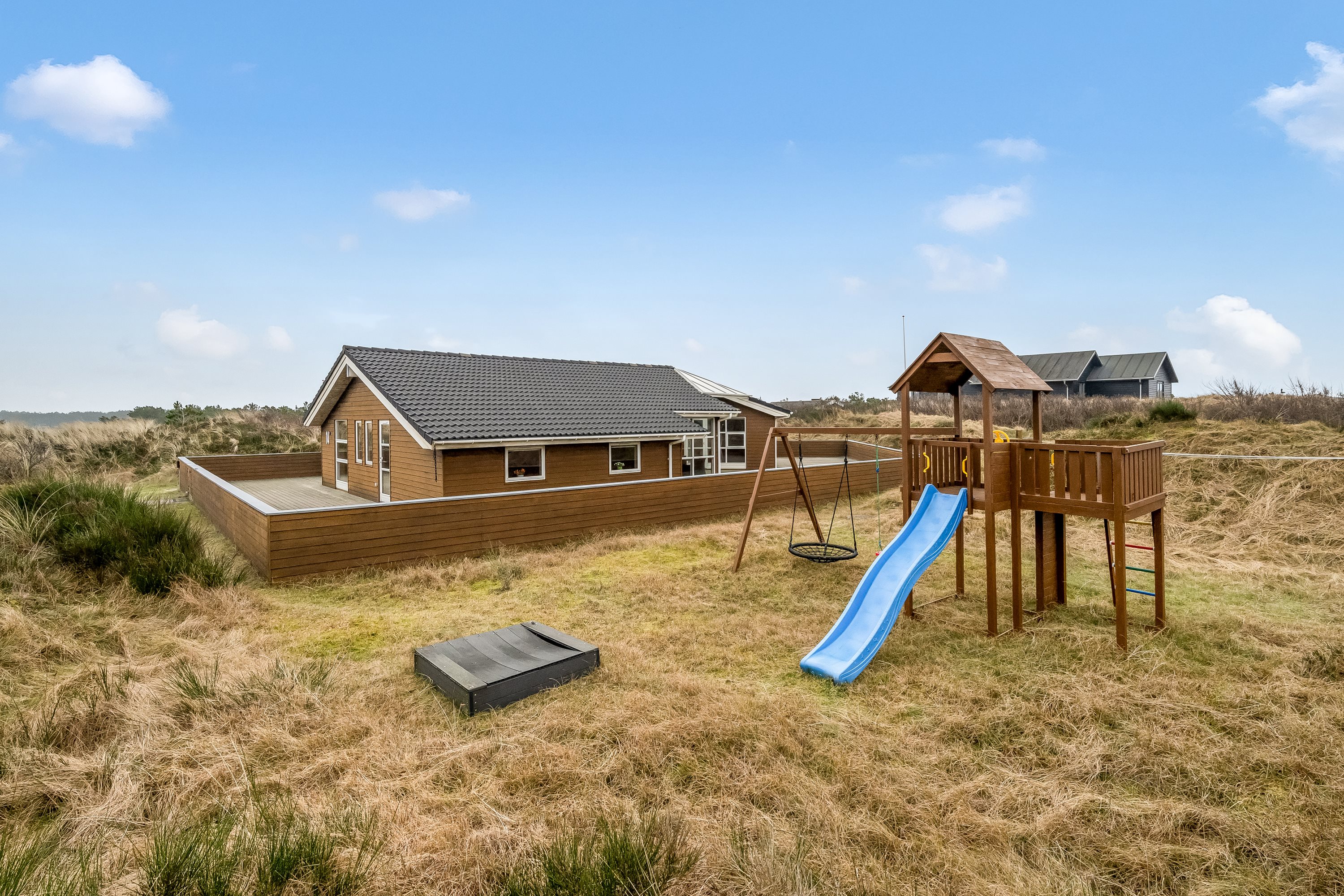 Fremhævet facade billede i fuldskærmstilstand. Billede af Fyrrenålevej 14, Henne Strand, 6854 Henne