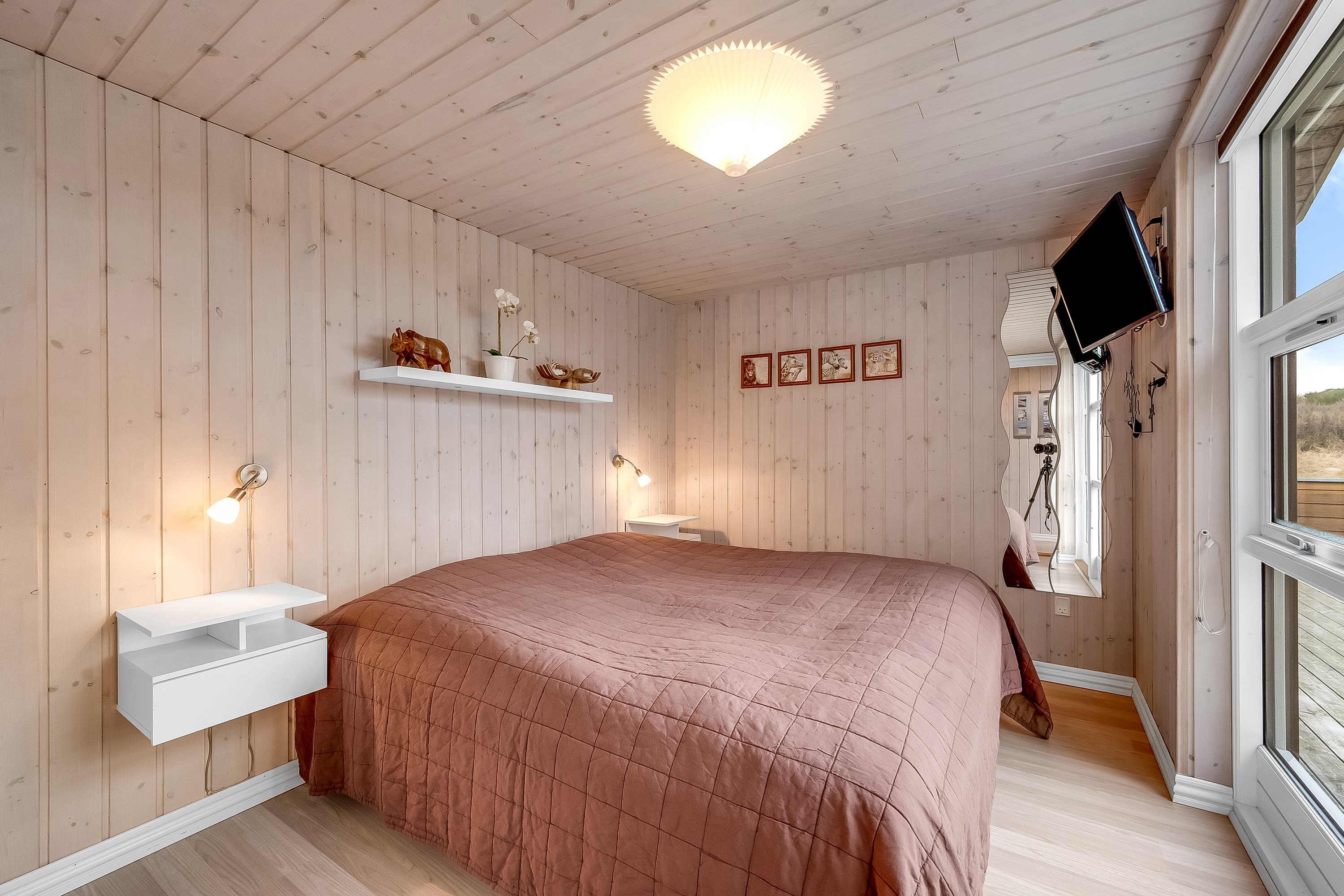 Fremhævet soveværelse billede i fuldskærmstilstand. Billede af Fyrrenålevej 14, Henne Strand, 6854 Henne