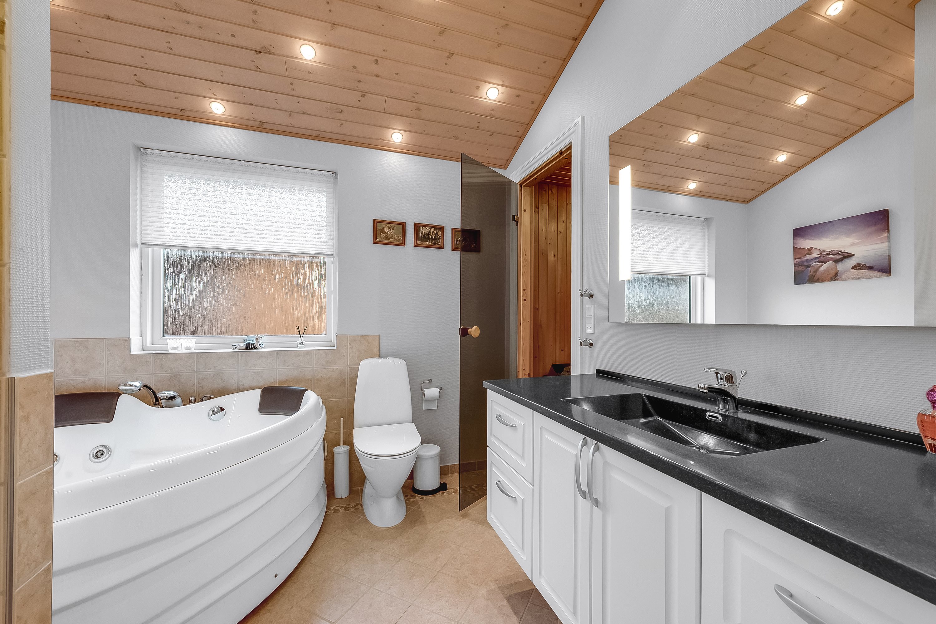 Fremhævet badeværelse billede i fuldskærmstilstand. Billede af Fyrrenålevej 14, Henne Strand, 6854 Henne