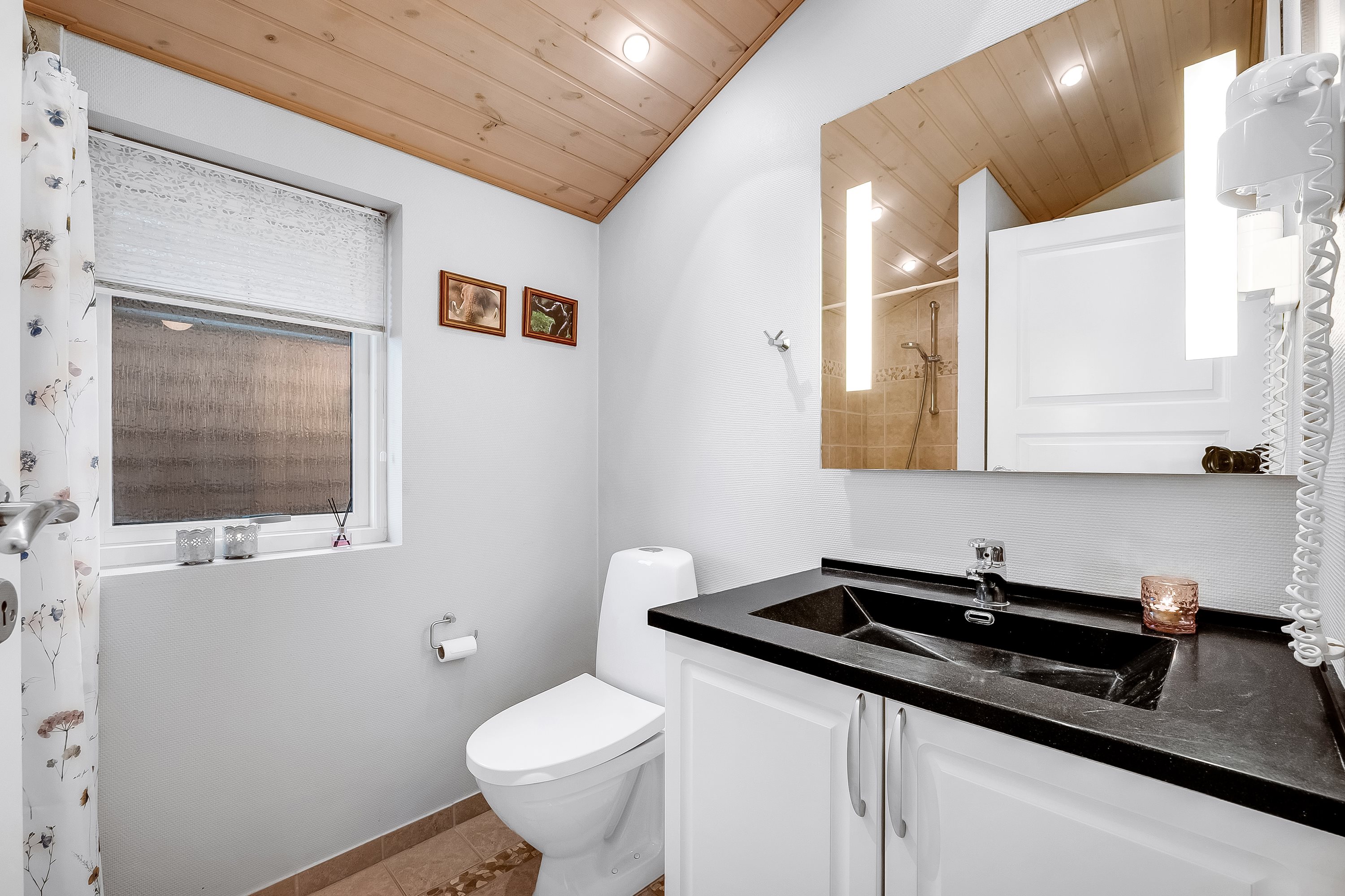 Fremhævet badeværelse billede i fuldskærmstilstand. Billede af Fyrrenålevej 14, Henne Strand, 6854 Henne