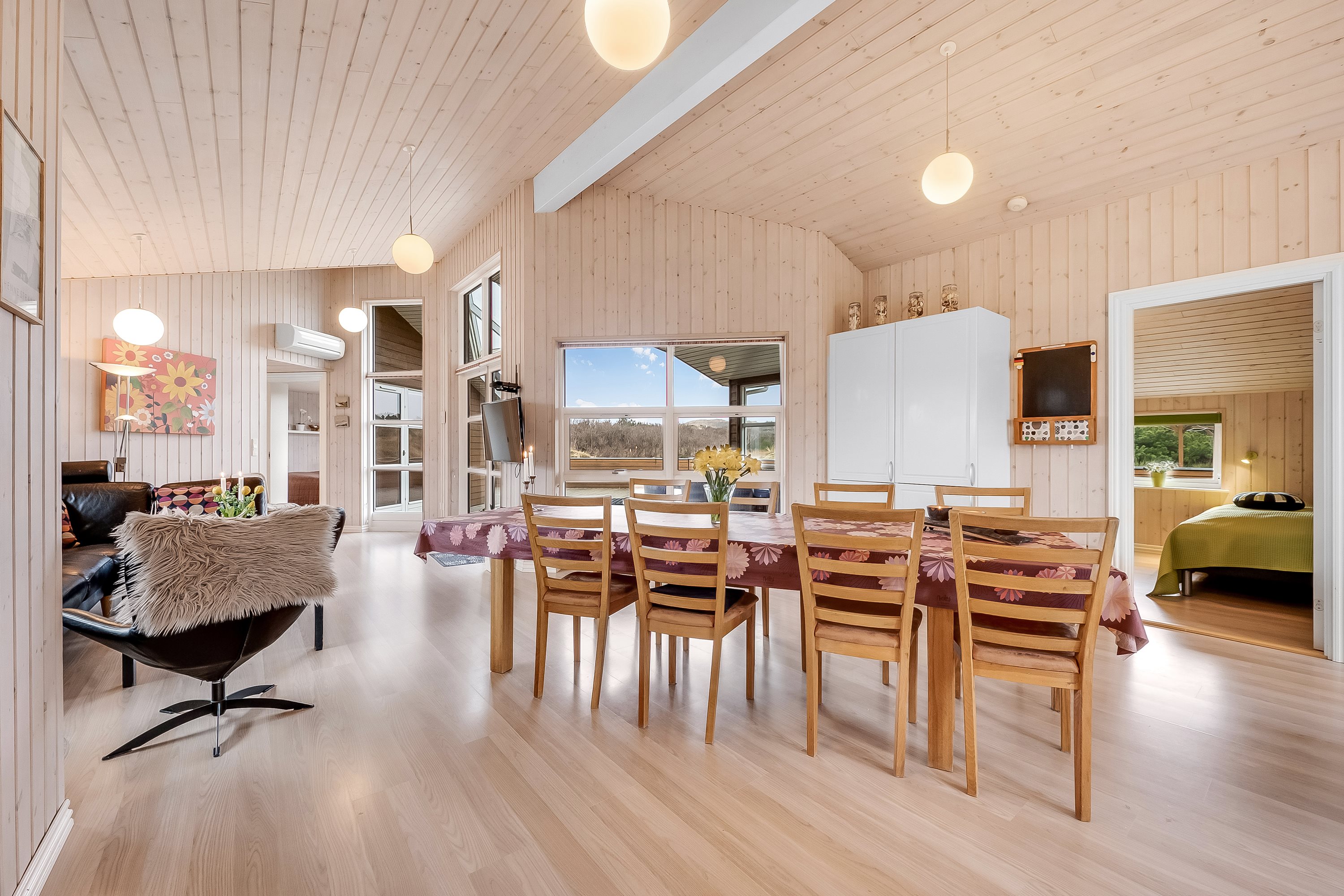 Fremhævet stue billede i fuldskærmstilstand. Billede af Fyrrenålevej 14, Henne Strand, 6854 Henne