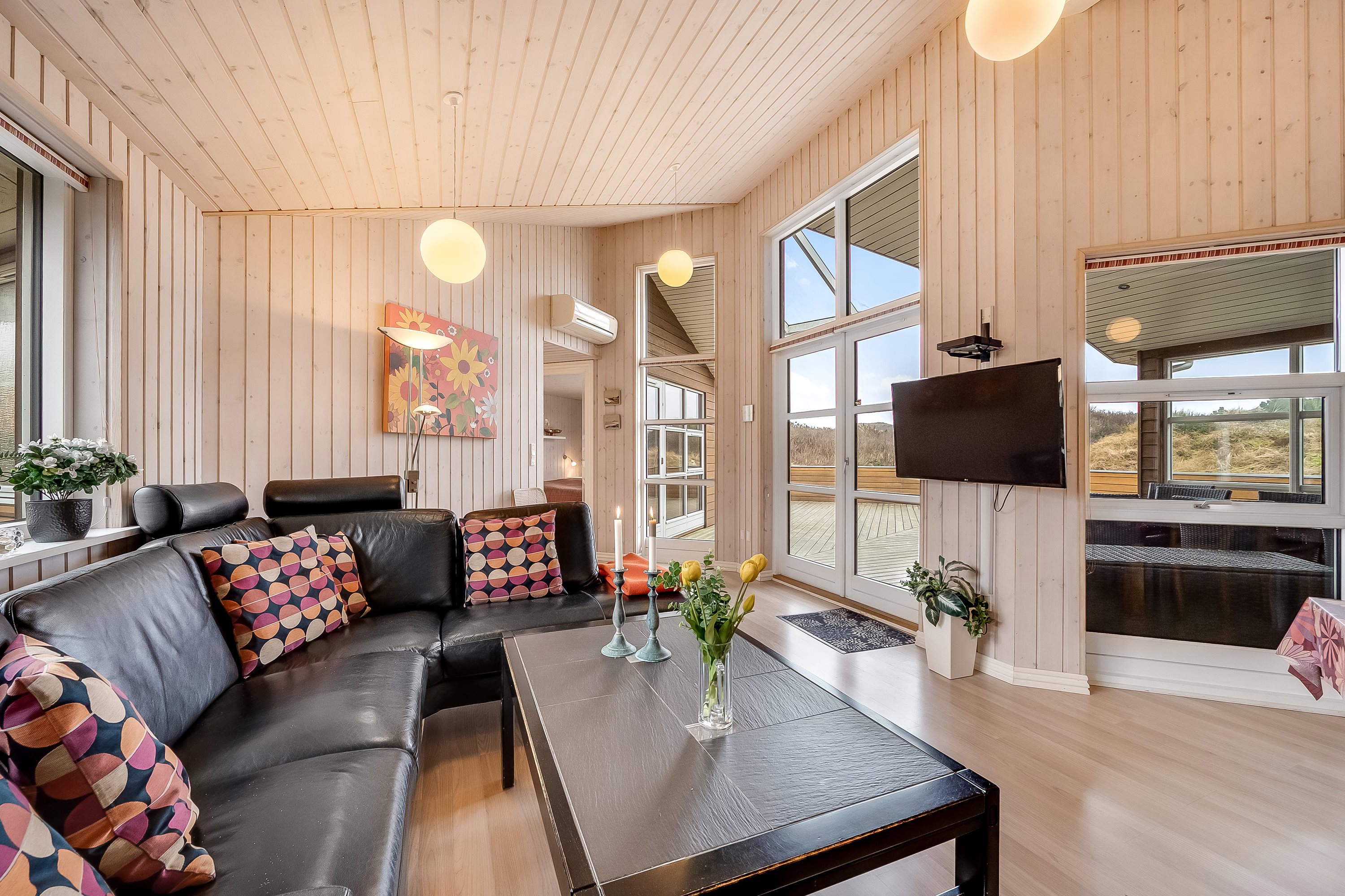 Fremhævet stue billede i fuldskærmstilstand. Billede af Fyrrenålevej 14, Henne Strand, 6854 Henne